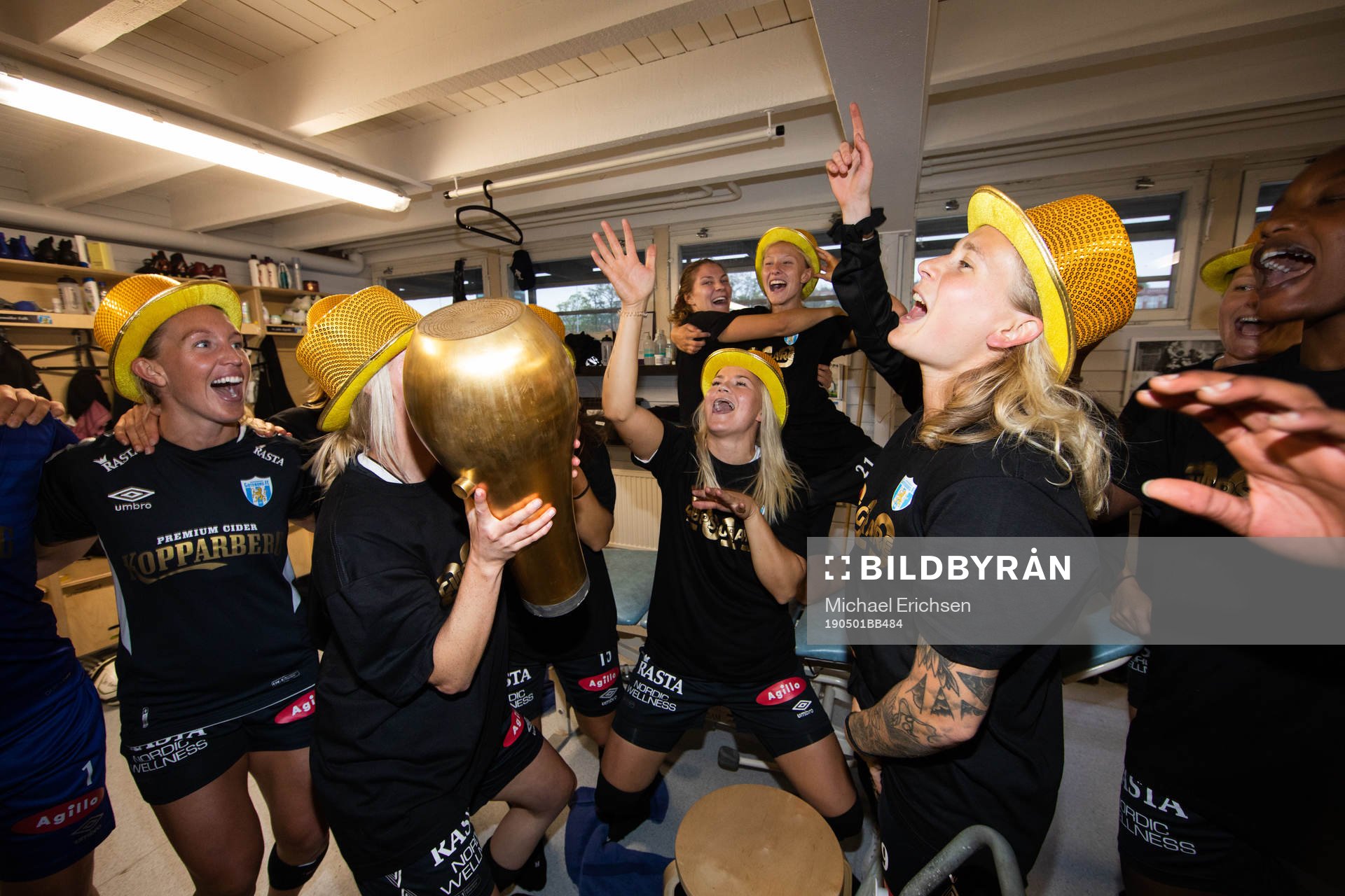 Göteborgs spelare jublar med pokalen i omklädningsrummet