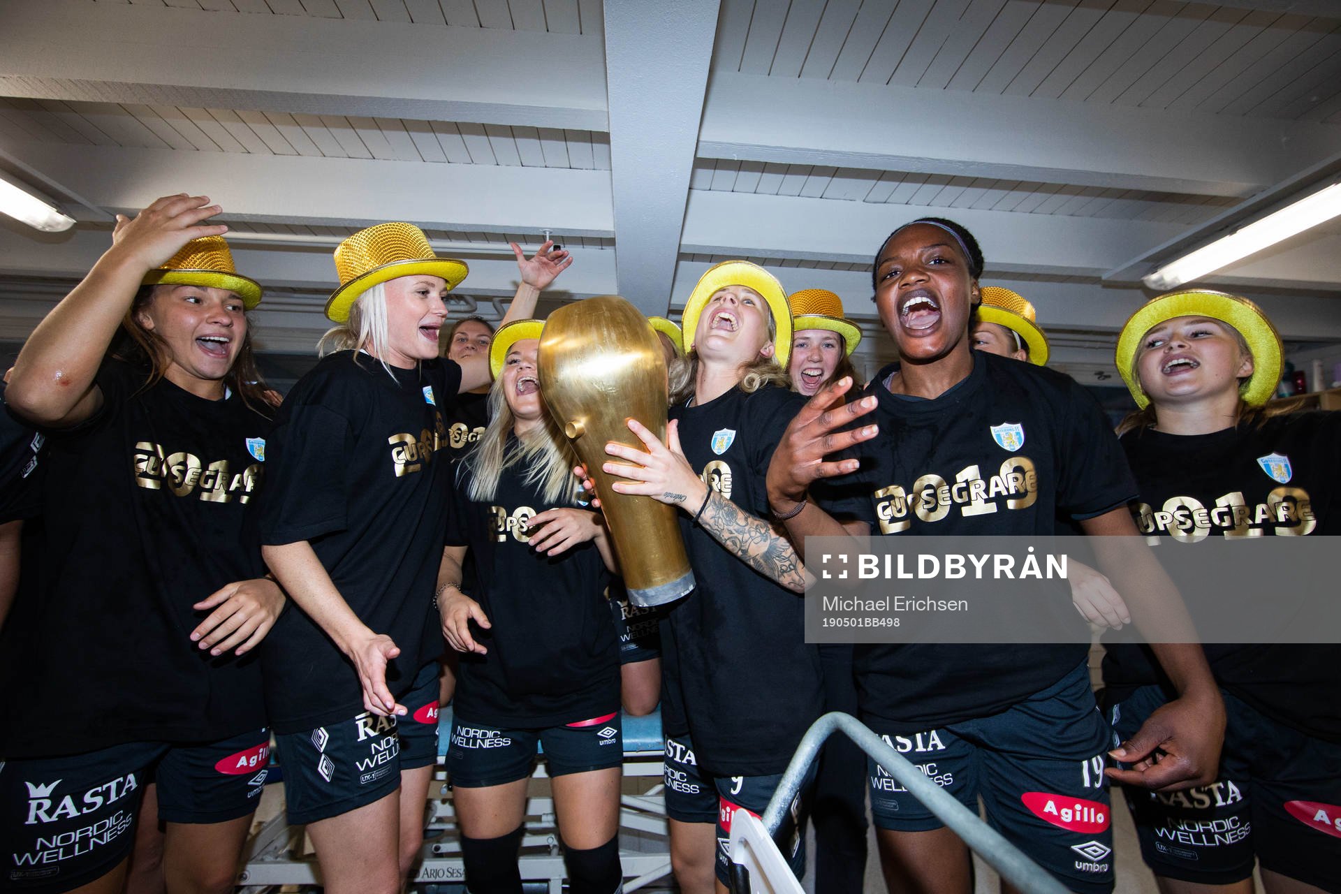 Göteborgs spelare jublar med pokalen i omklädningsrummet