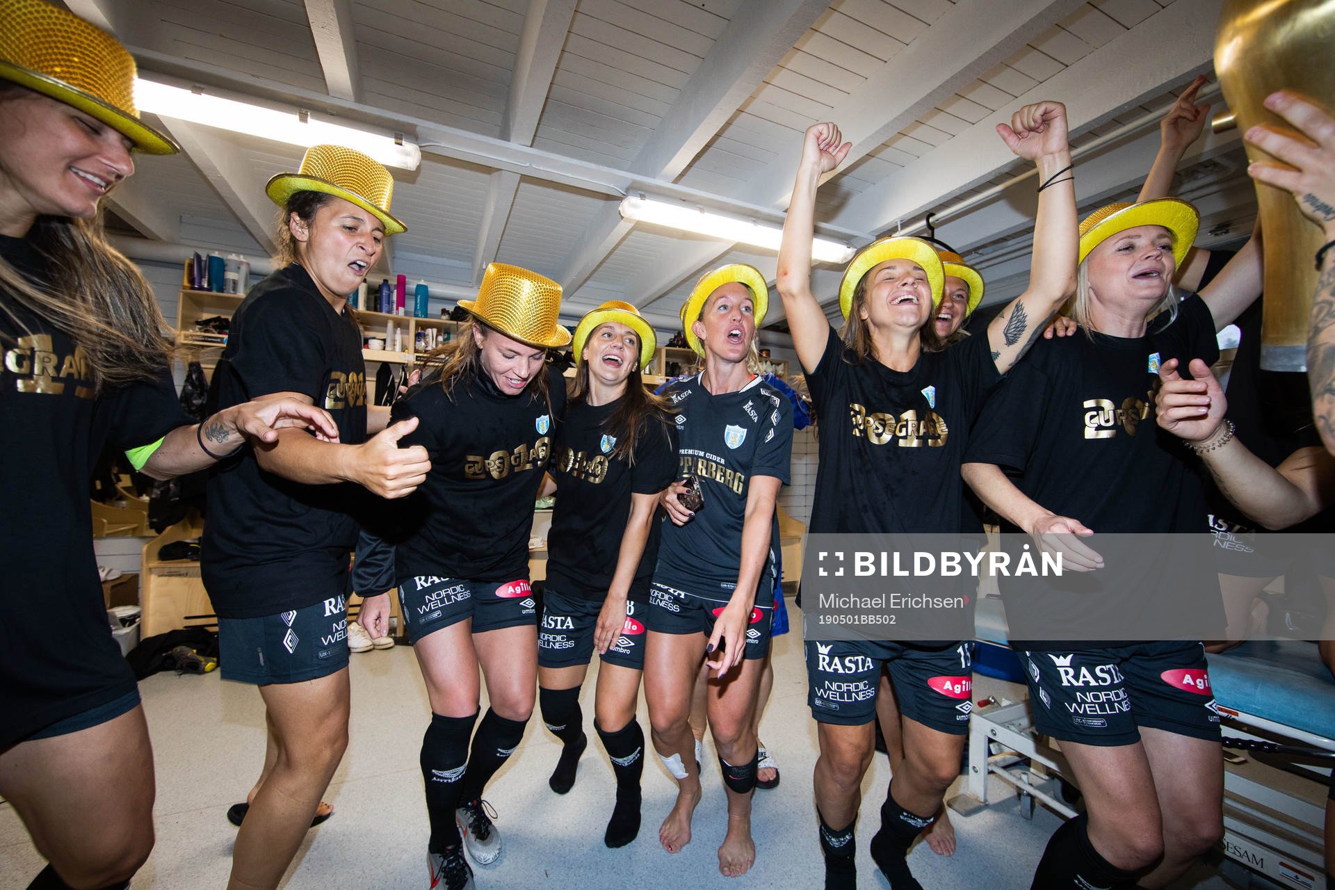 Göteborgs Taylor Leach, Pauline Hammarlund, målvakt Loes Geurts, Julia Roddar och Julia Zigiotti Olme jublar med lagkamrater i omklädningsrummet efter vinsten i finalen av Svenska Cupen mellan Kopparbergs/Göteborg och Kristianstad den 1 maj 2019 i Göteborg.