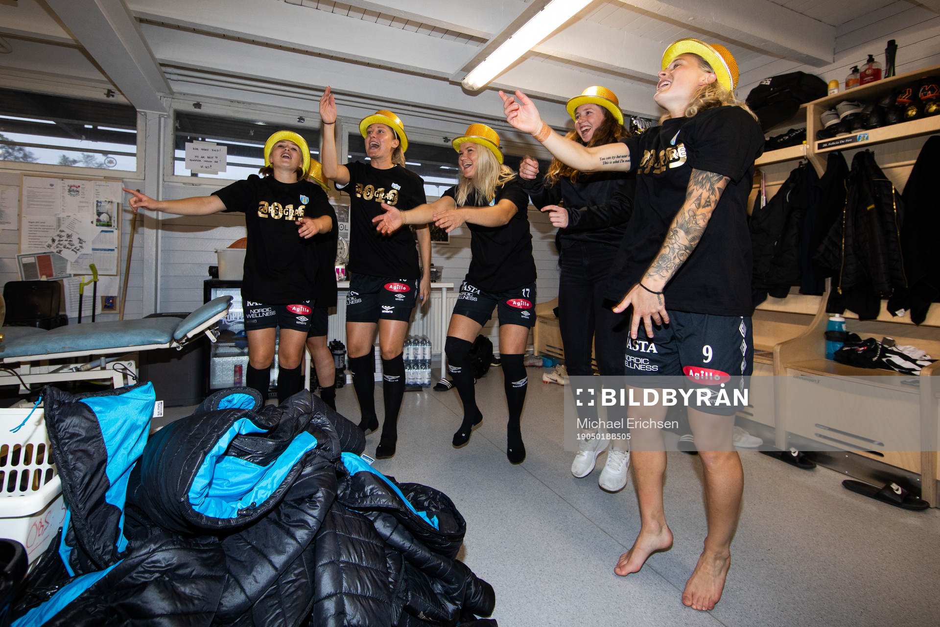 Göteborgs Amanda Johnsson Haahr och Filippa Curmark jublar med lagkamrater i omklädningsrummet efter vinsten i finalen av Svenska Cupen mellan Kopparbergs/Göteborg och Kristianstad den 1 maj 2019 i Göteborg.