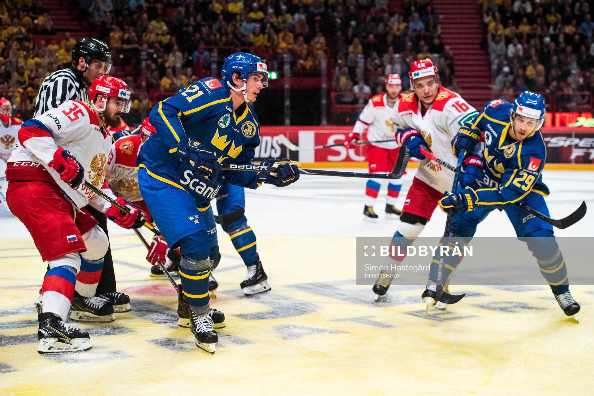 Artyom Blazhiyevsky and Sergei Plotnikov of Russia compete