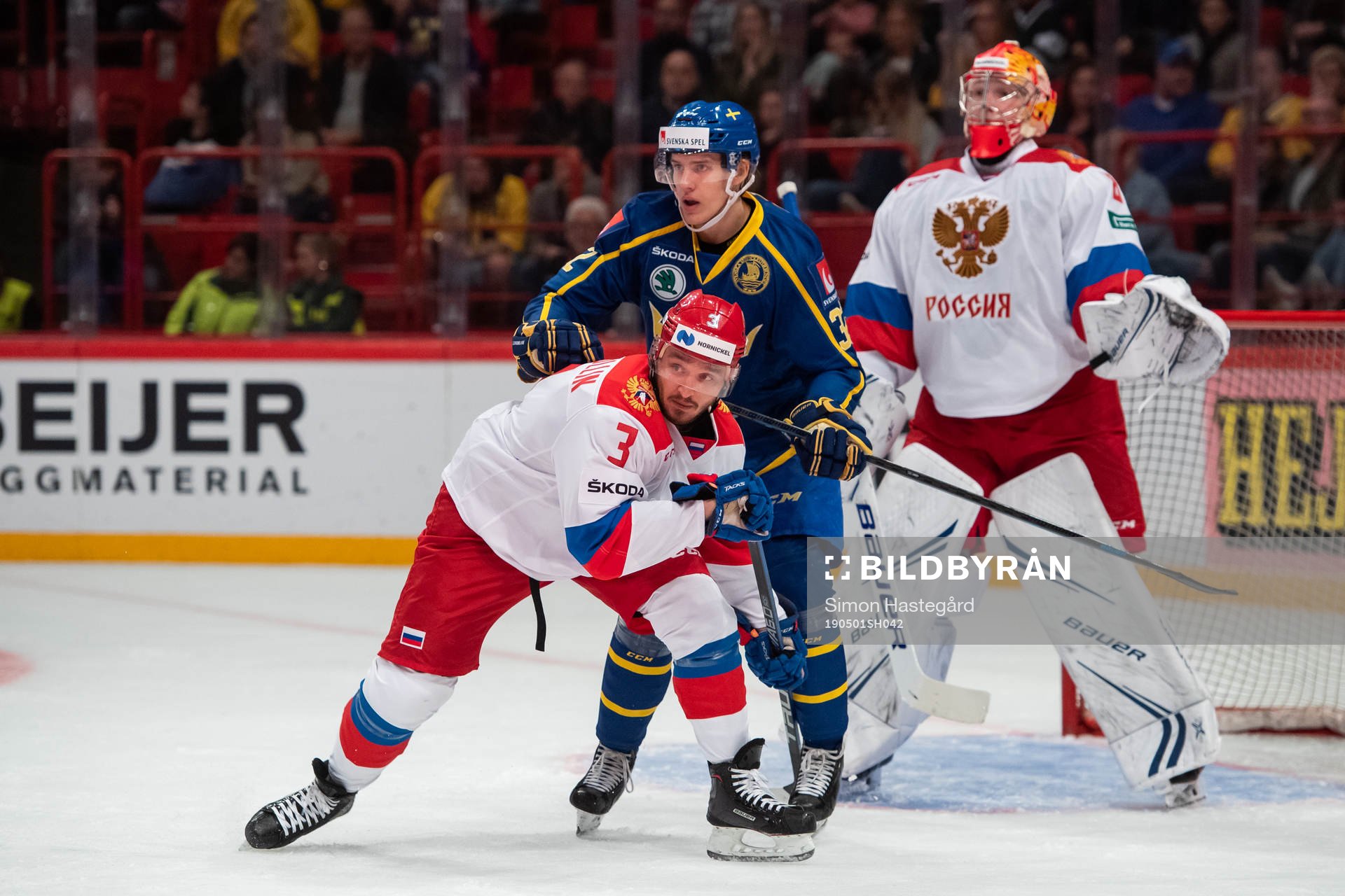 Dinar Khafizullin and goalkeeper Andrei Vasilevsky defends