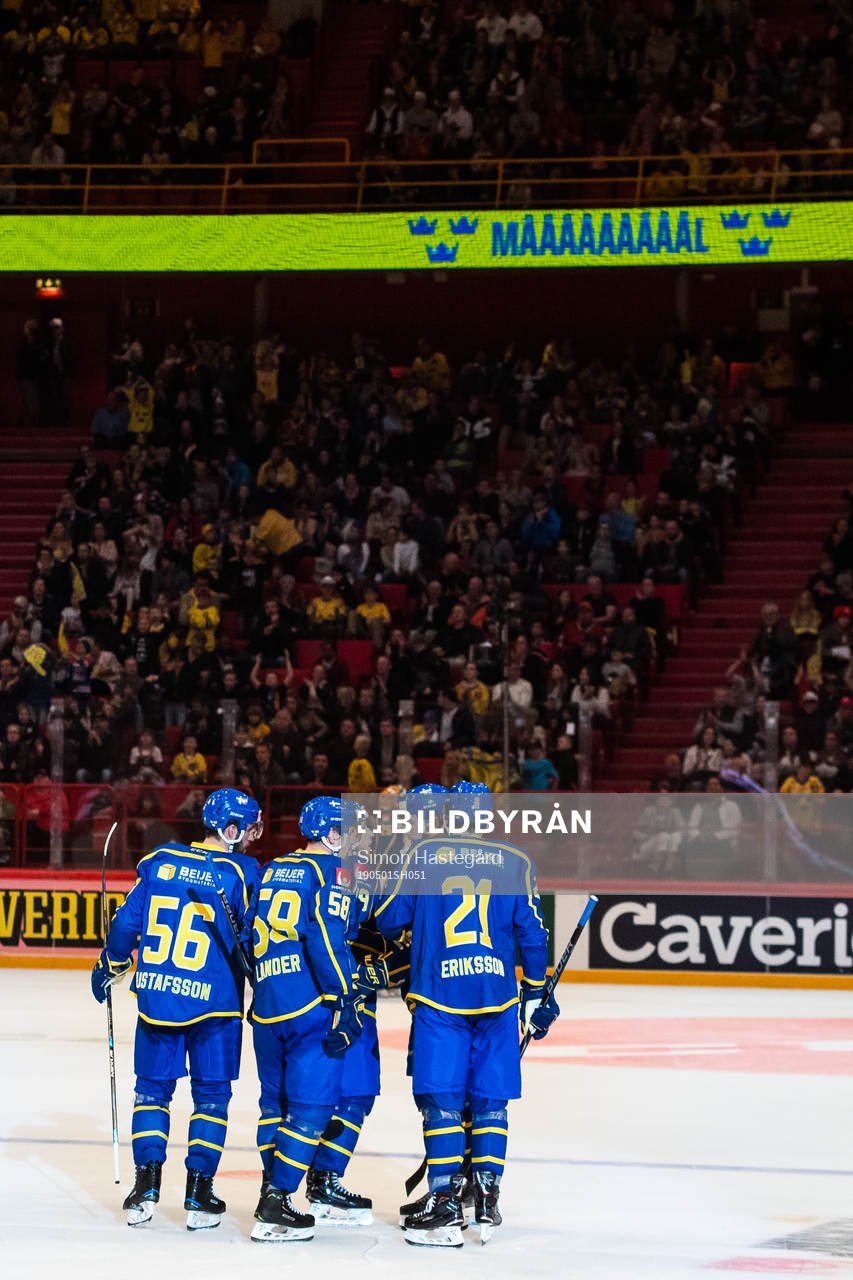 Mario Kempe of Sweden celebrates with team mates