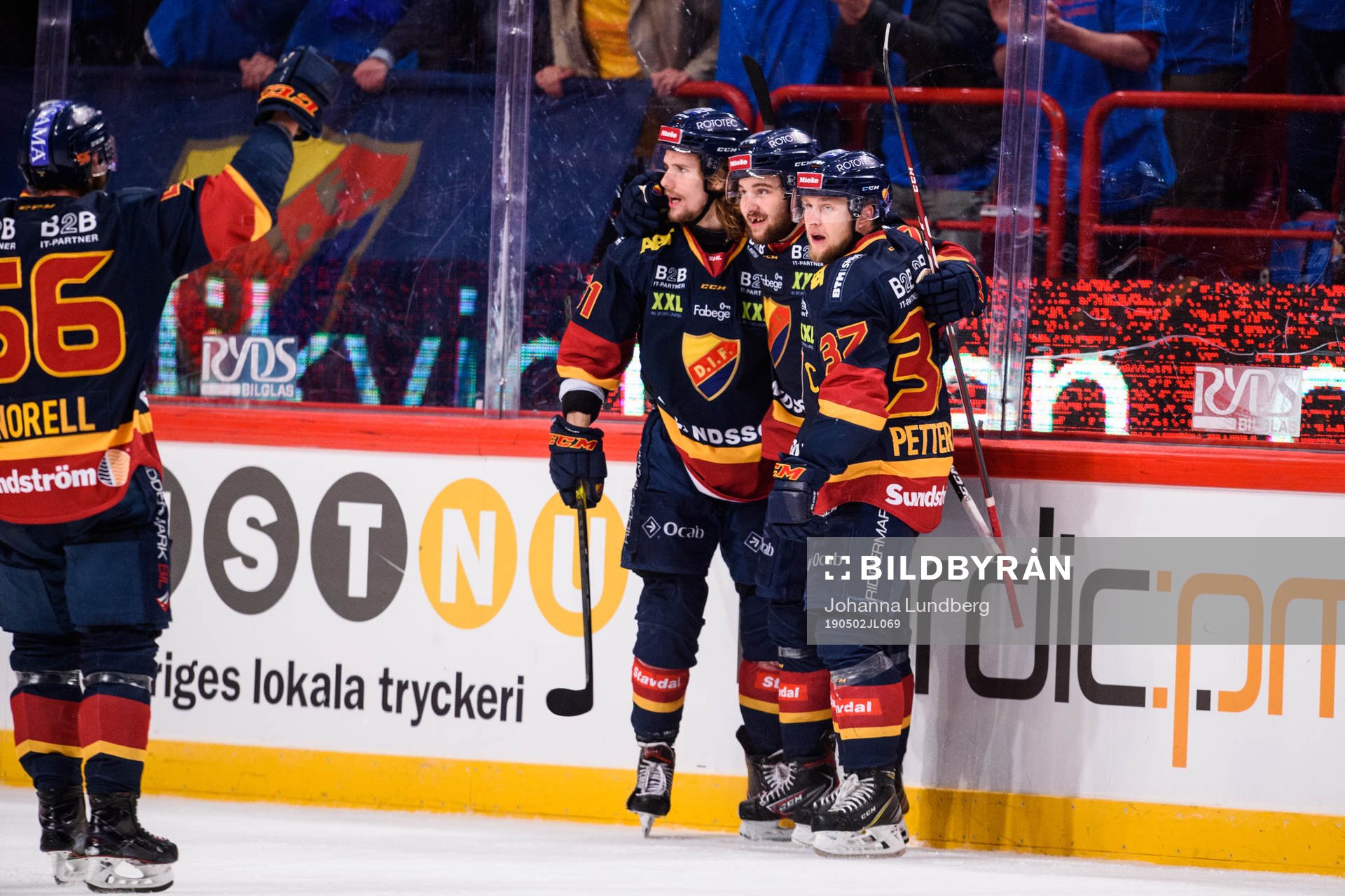 Djurgårdens Emil Bemström jublar med Axel Jonsson