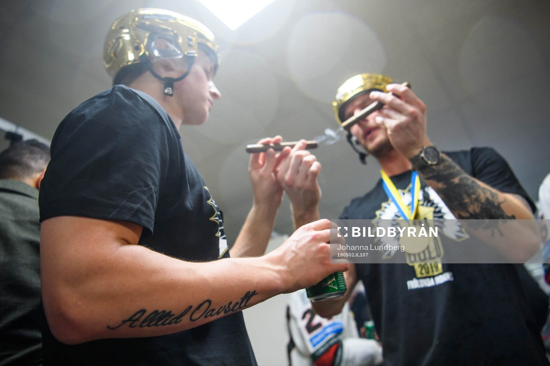 Frölundas spelare röker cigarr i omklädningsrummet