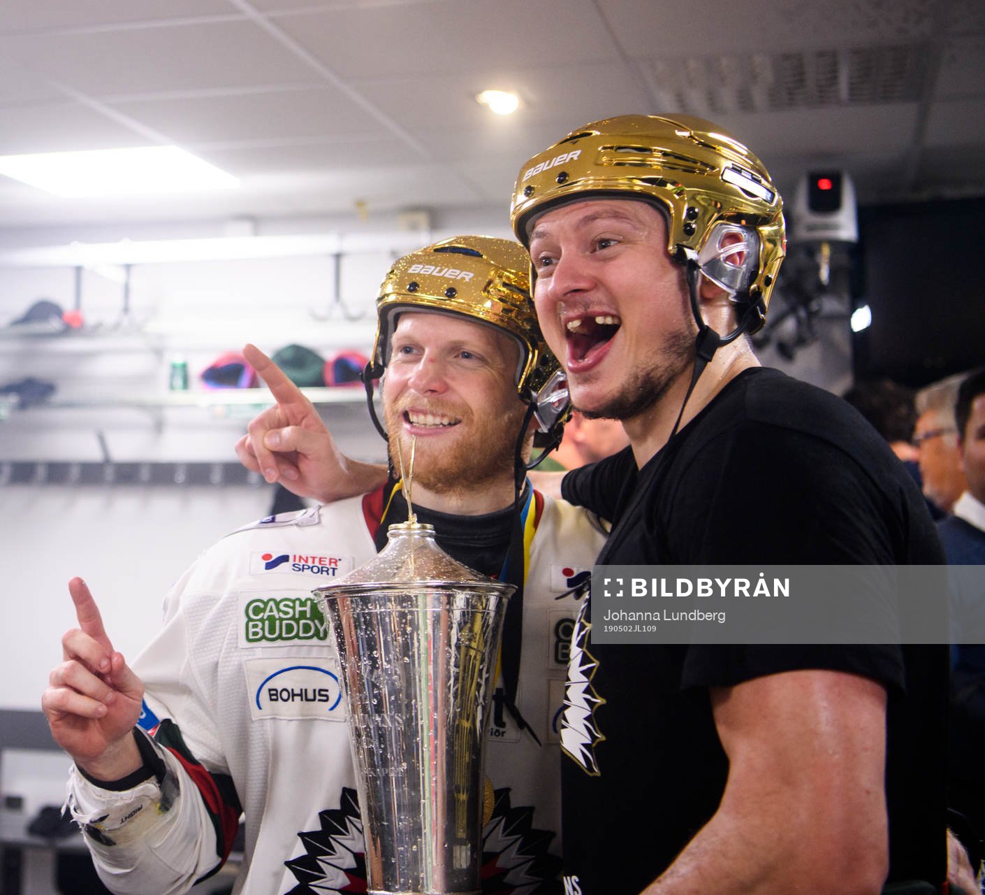 Frölundas Ryan Lasch och Rhett Rakshani jublar med pokalen