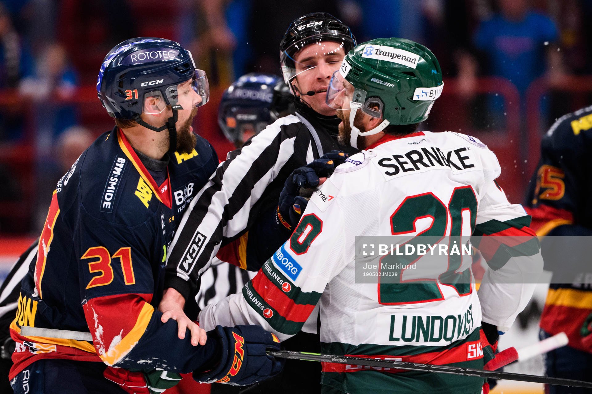 Djurgårdens Dick Axelsson och Frölundas Joel Lundqvist i