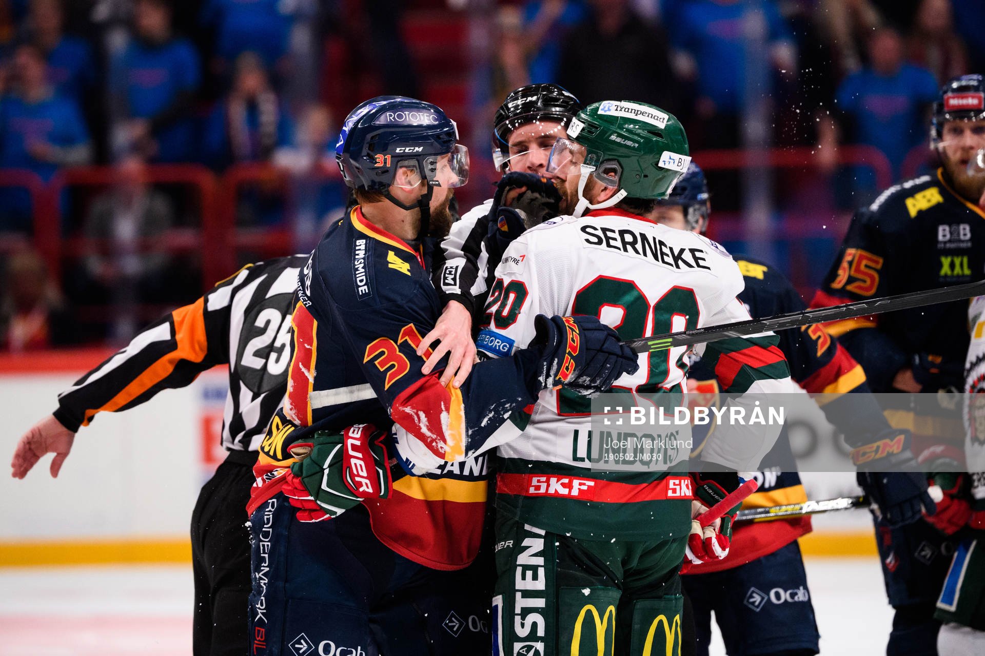 Djurgårdens Dick Axelsson och Frölundas Joel Lundqvist i