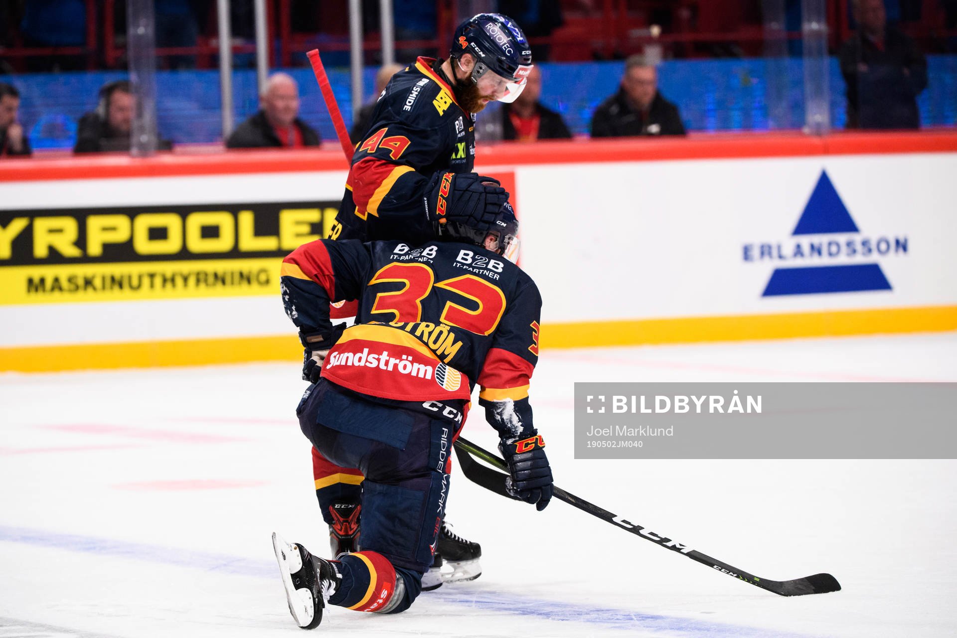 Djurgårdens Mattias Guter hjälper Linus Hultström upp