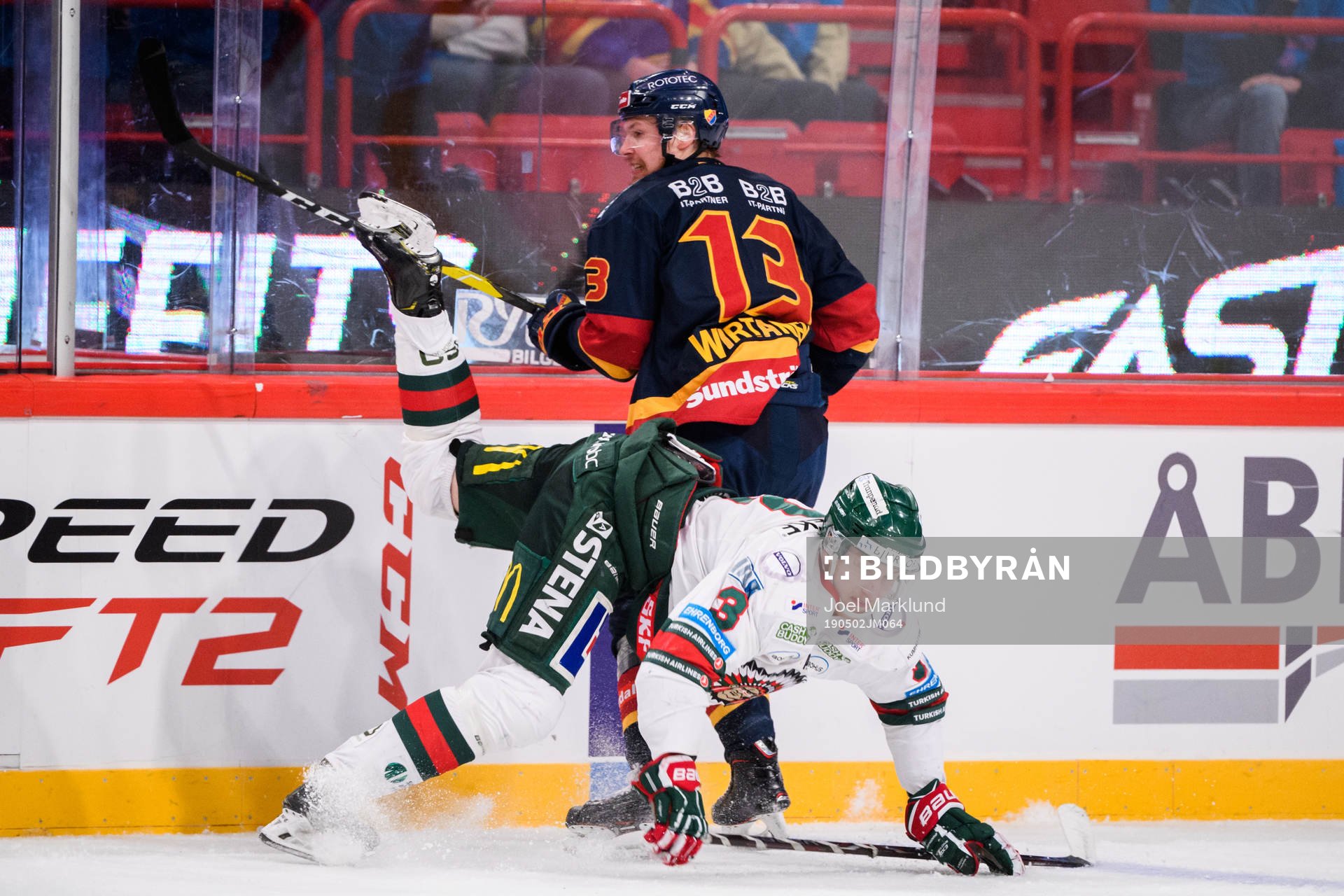 Frölundas Jacob Moverare faller