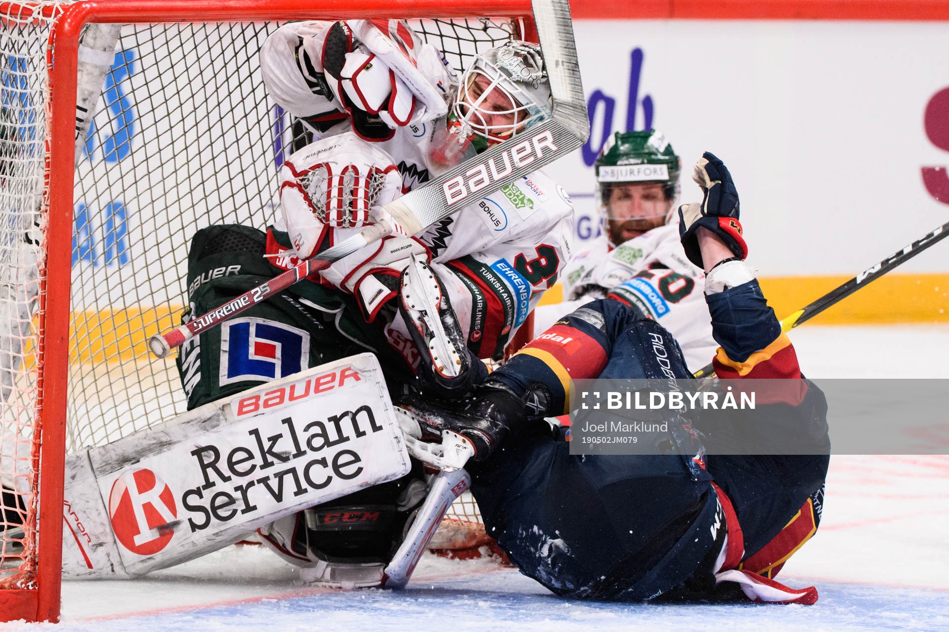 Djurgårdens Jakob Lilja krockar med Frölundas målvakt