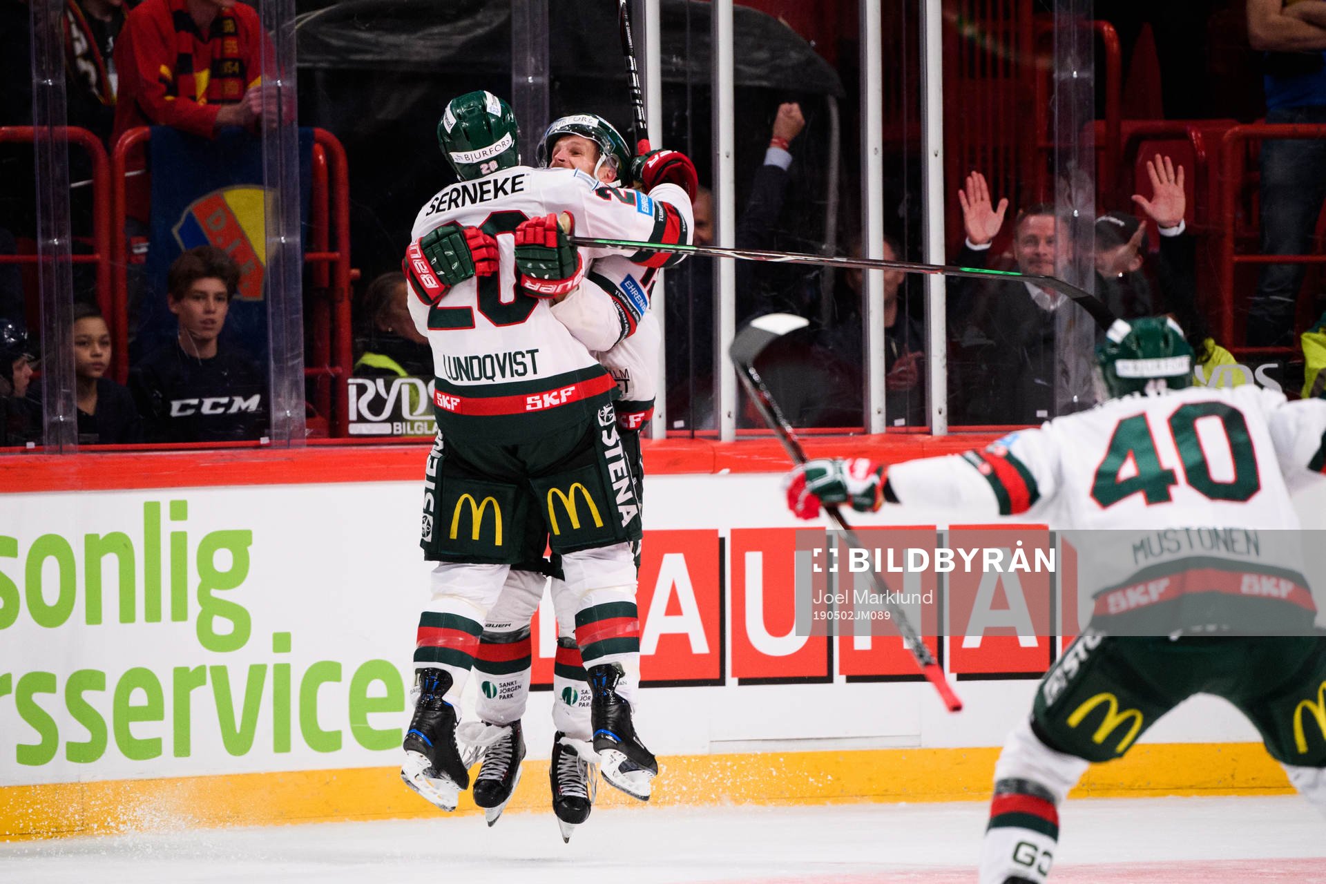 Frölundas Max Friberg jublar med Joel Lundqvist