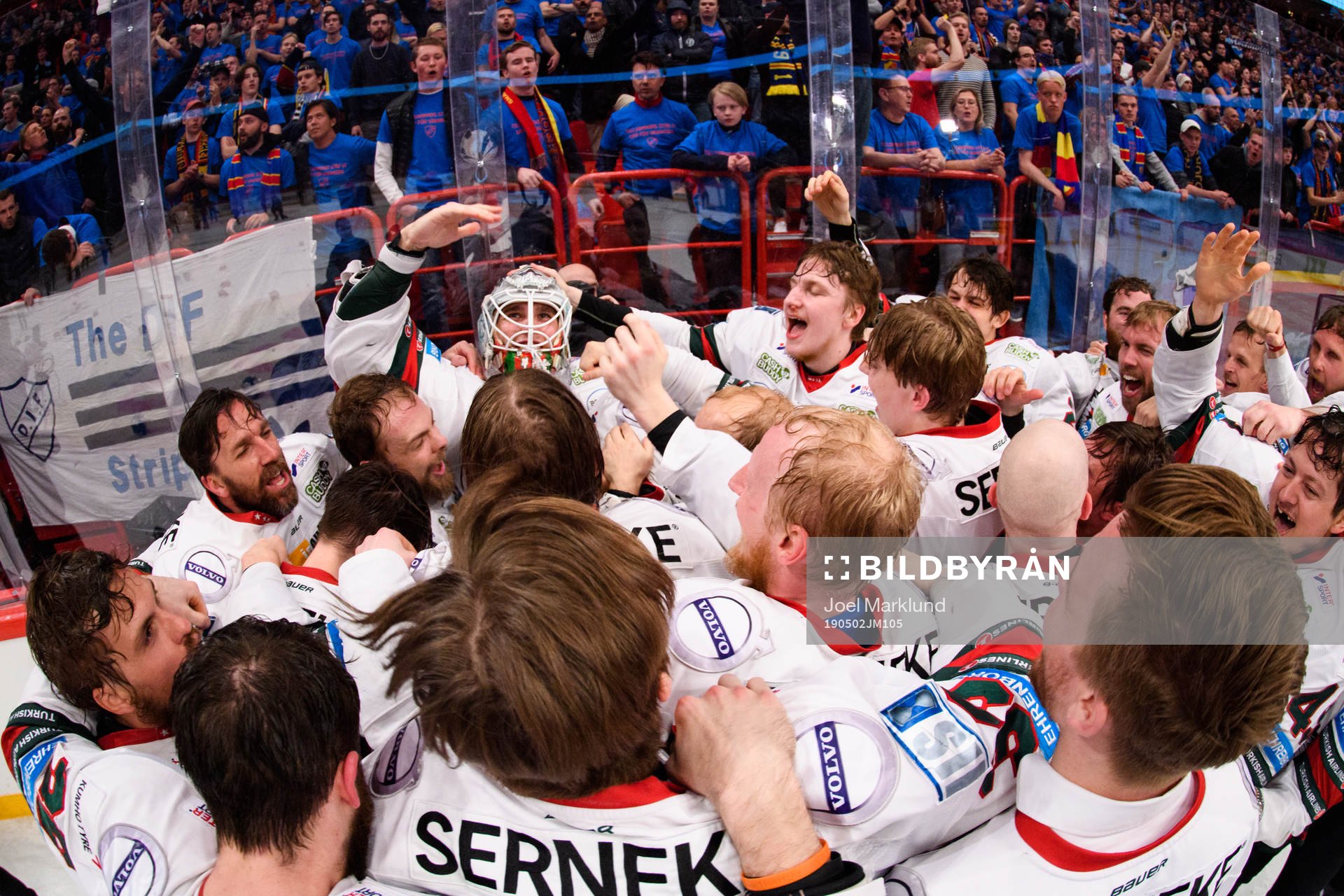 Frölundas spelare jublar med målvakt Johan Gustafsson (m)