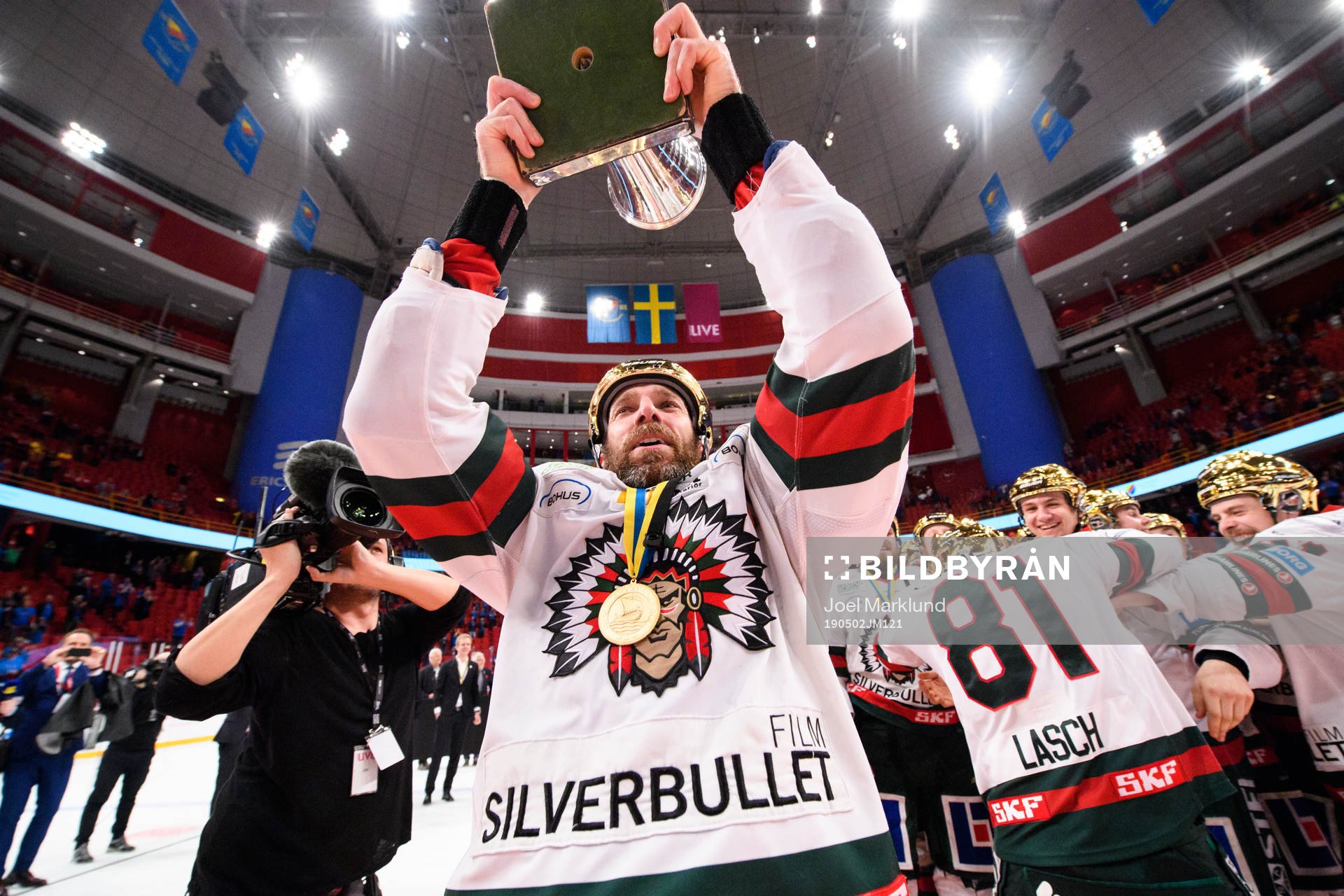 Frölundas Joel Lundqvist jublar med pokalen Le Mat
