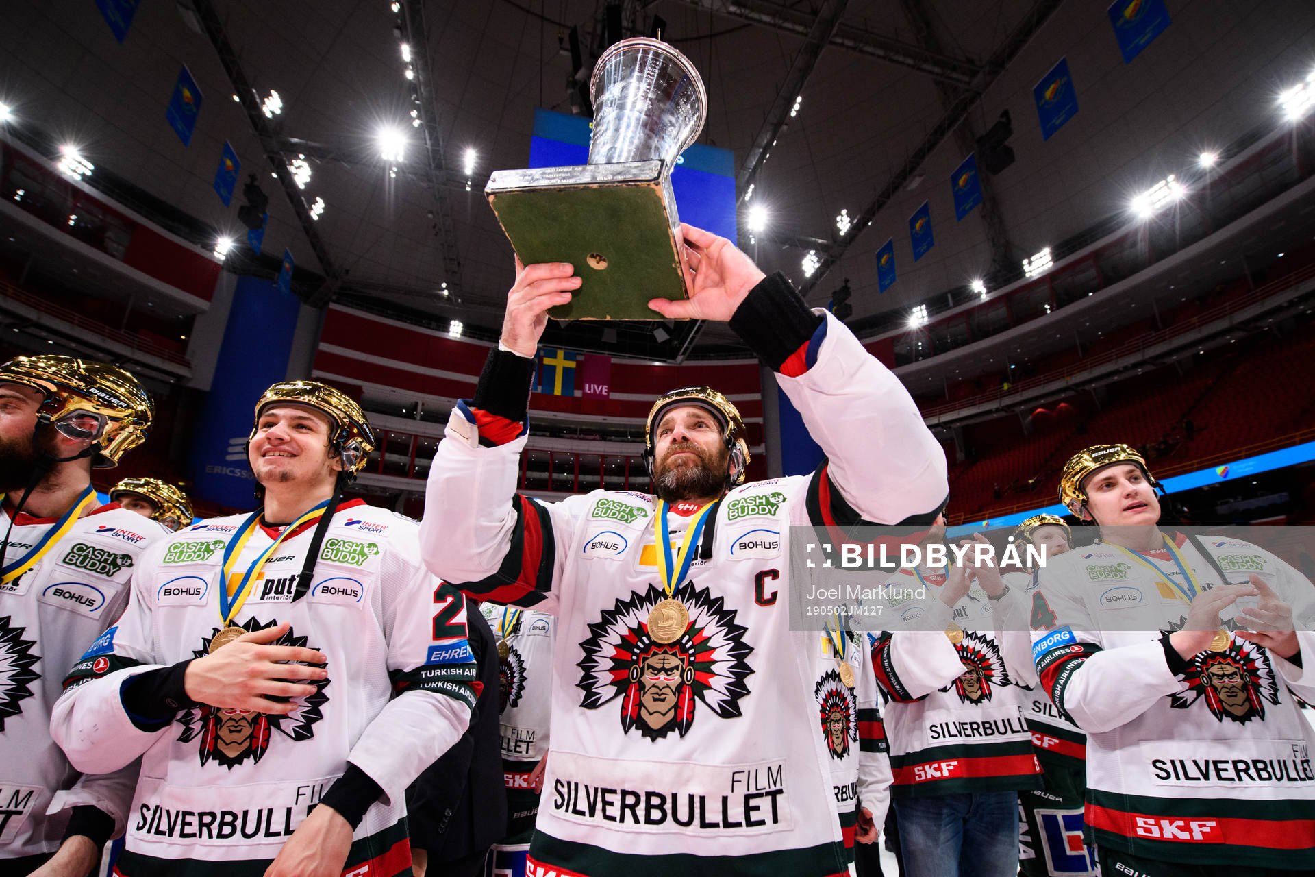 Frölundas Joel Lundqvist jublar med pokalen Le Mat