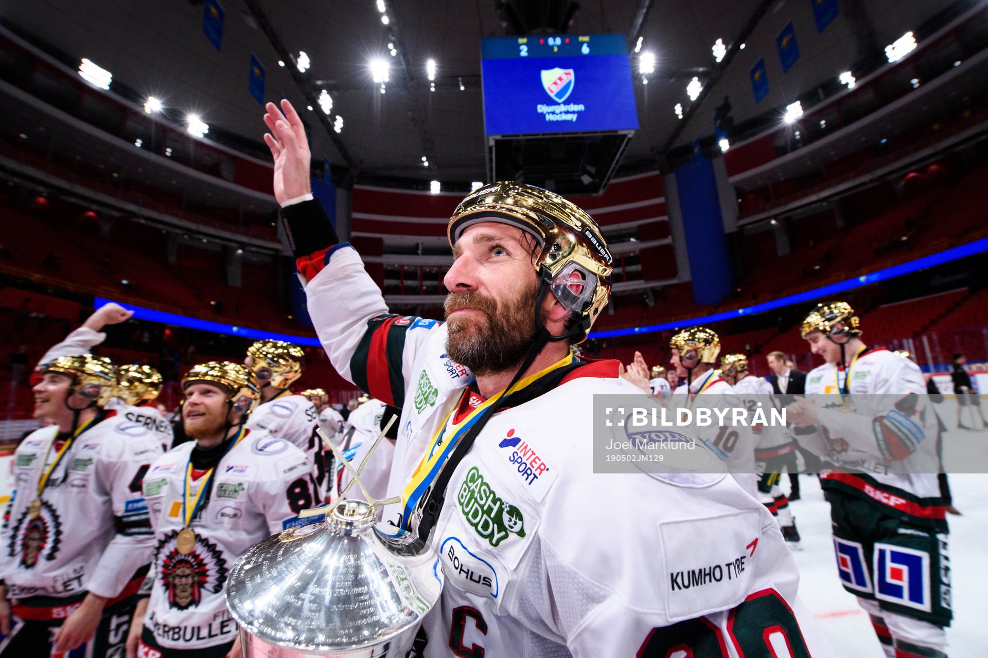 Frölundas Joel Lundqvist jublar med pokalen Le Mat