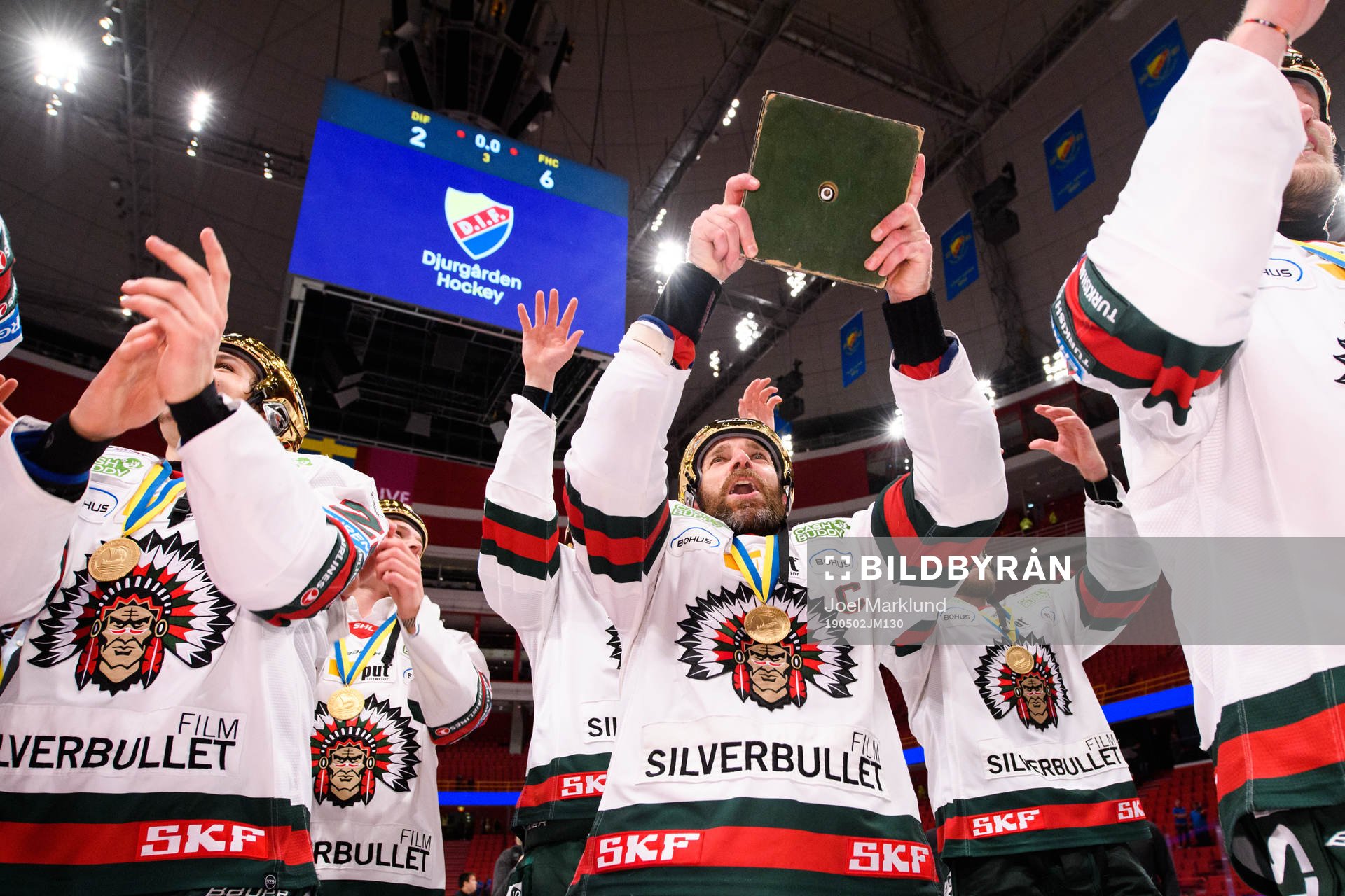 Frölundas Joel Lundqvist jublar med pokalen Le Mat