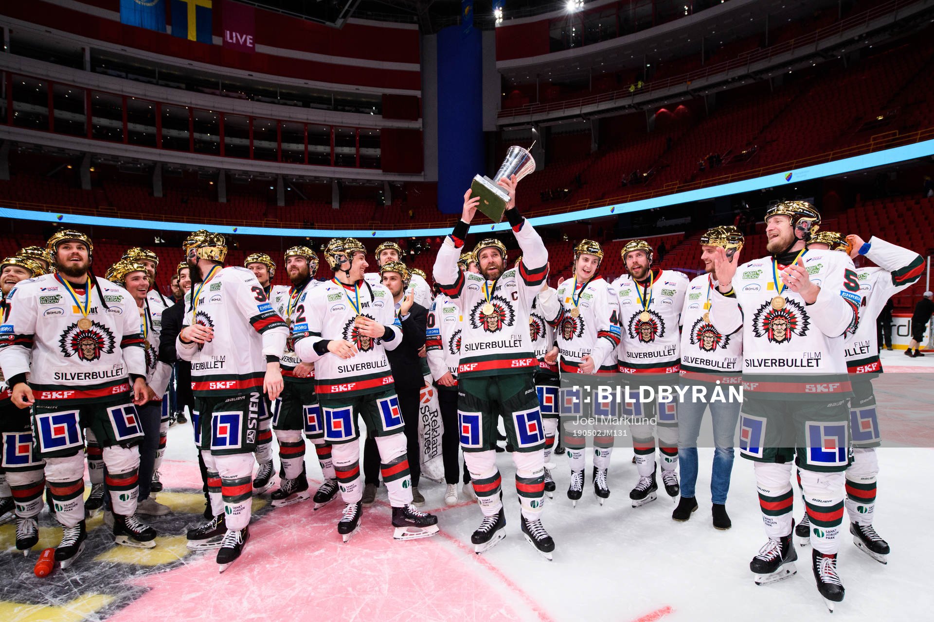 Frölundas Joel Lundqvist jublar med pokalen Le Mat