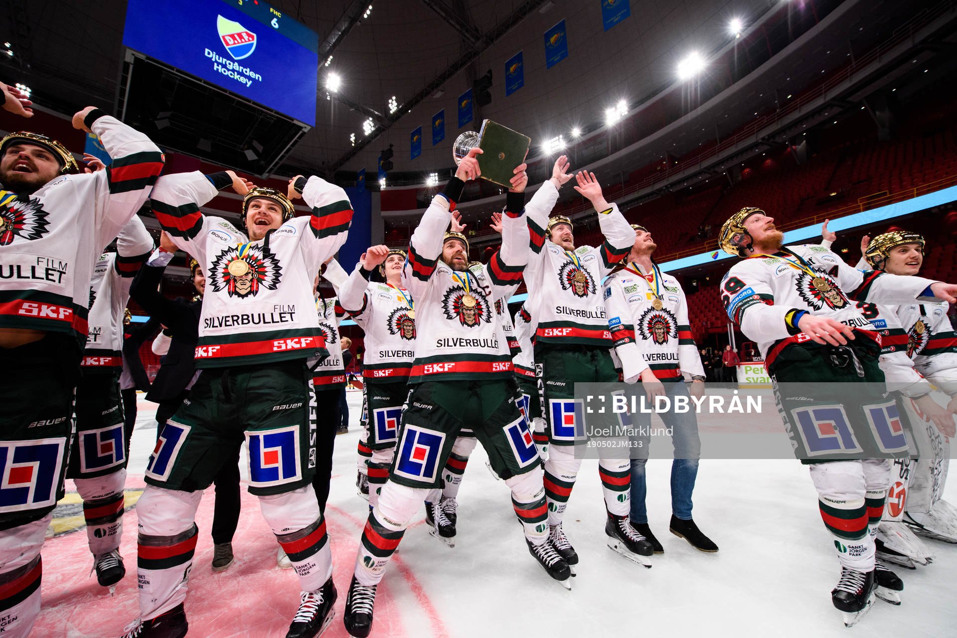 Frölundas Joel Lundqvist jublar med pokalen Le Mat