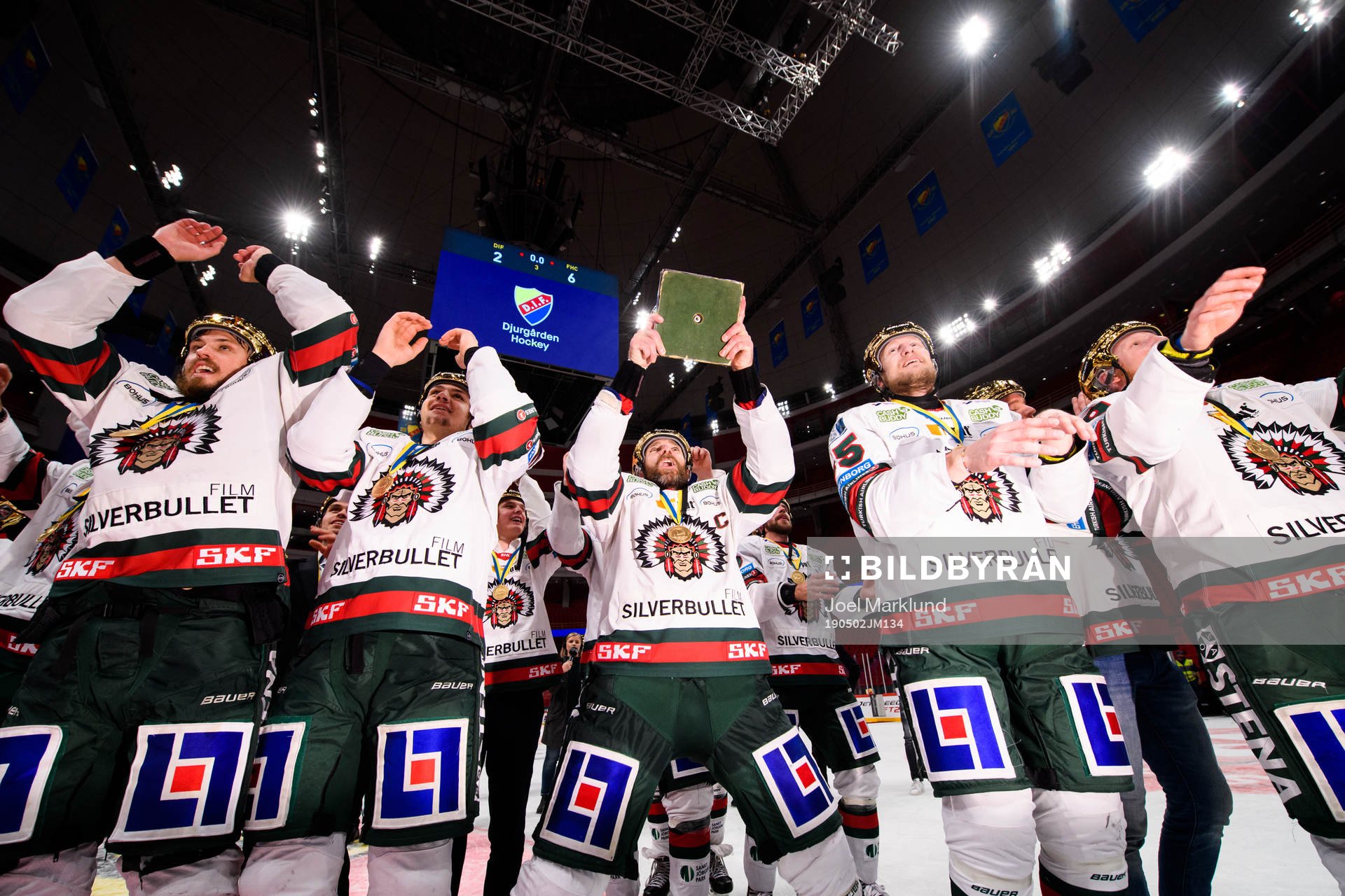 Frölundas Joel Lundqvist jublar med pokalen Le Mat