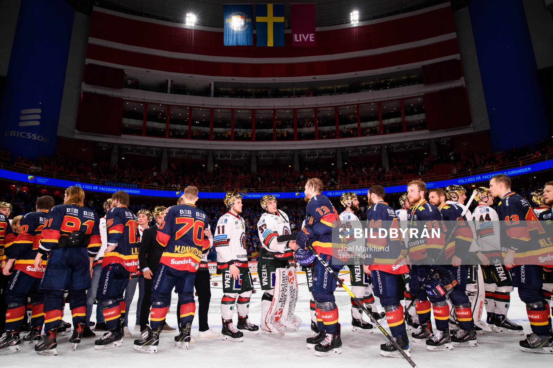Frölundas och Djurgårdens spelare tackar varandra