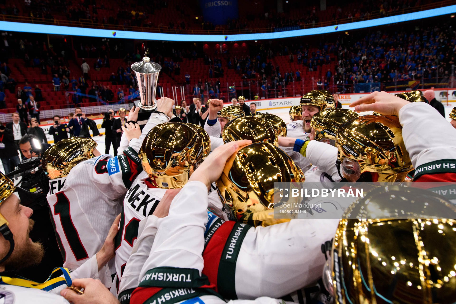 Frölundas spelare jublar med pokalen Le Mat