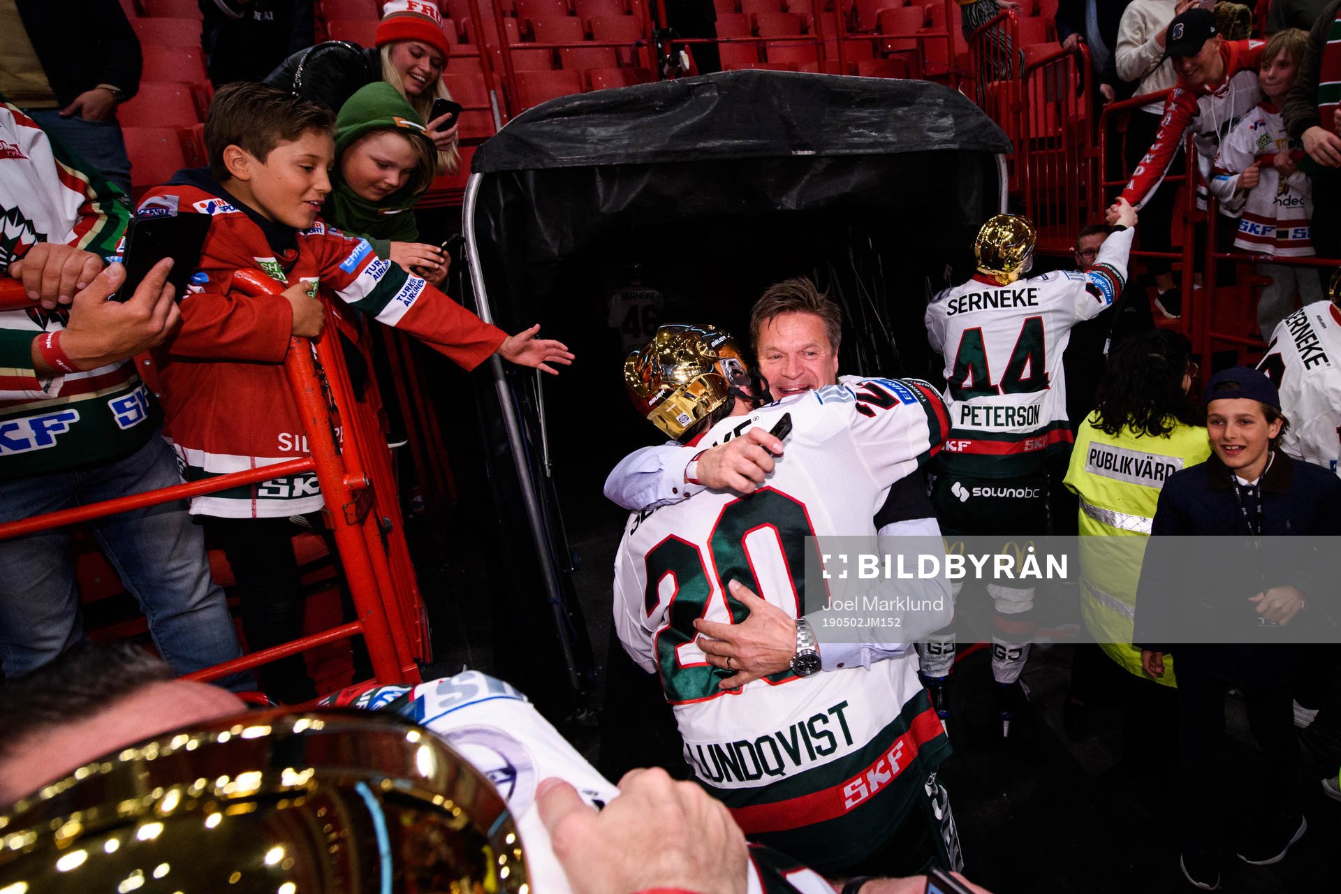 Frölundas säljare Stefan Larsson jublar med Joel Lundqvist