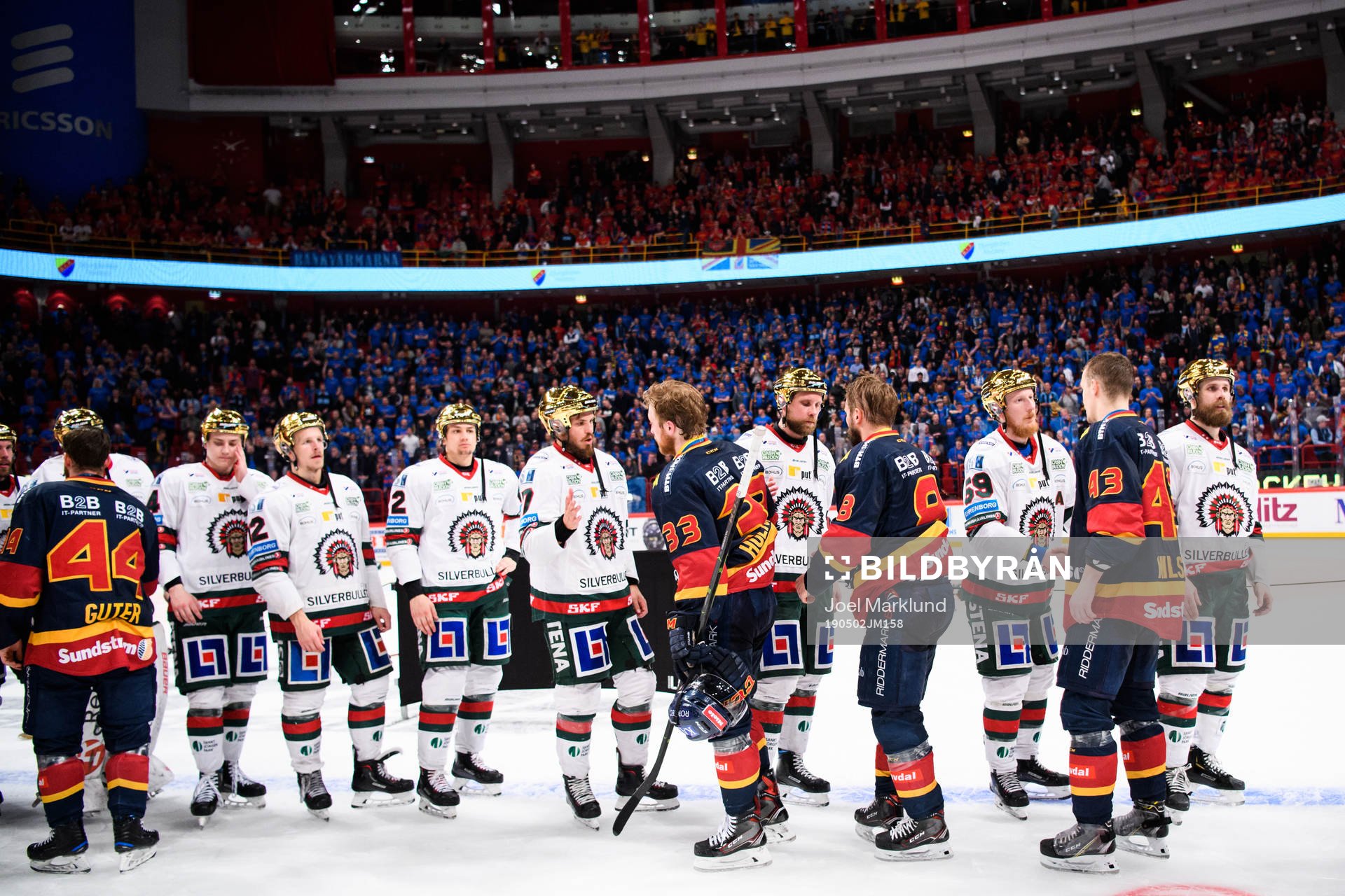 Frölundas och Djurgårdens spelare tackar varandra