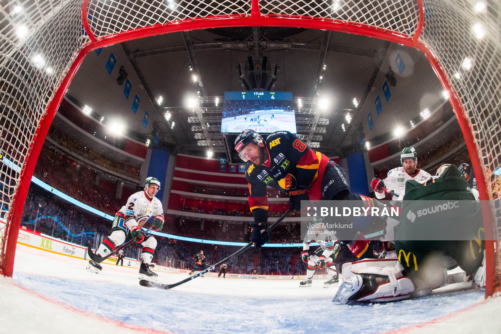 Djurgårdens Adam Falk i luften