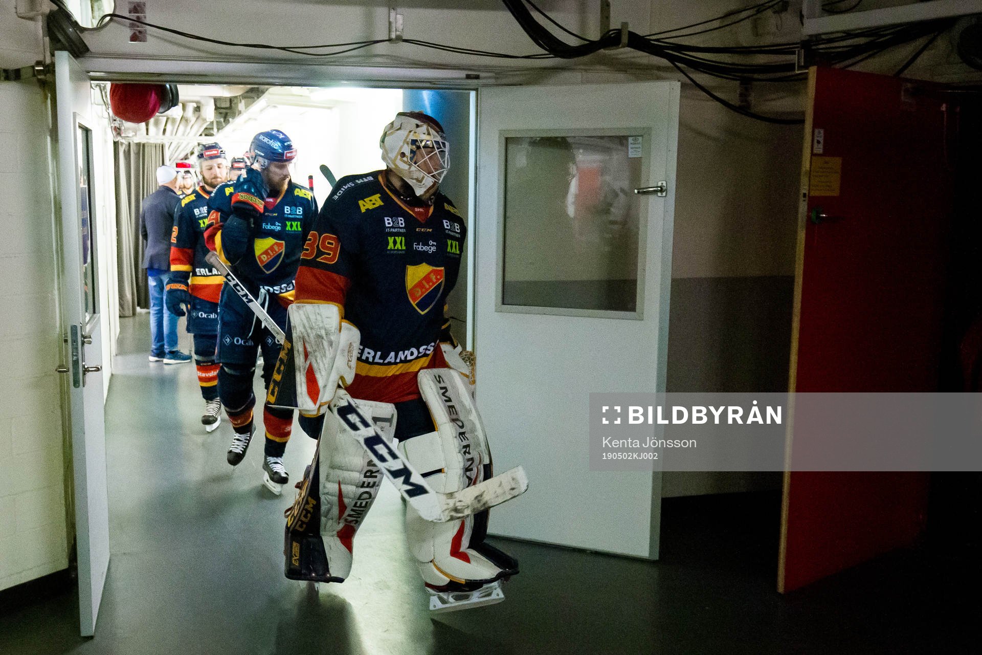 Djurgårdens målvakt Adam Reideborn på väg ut till