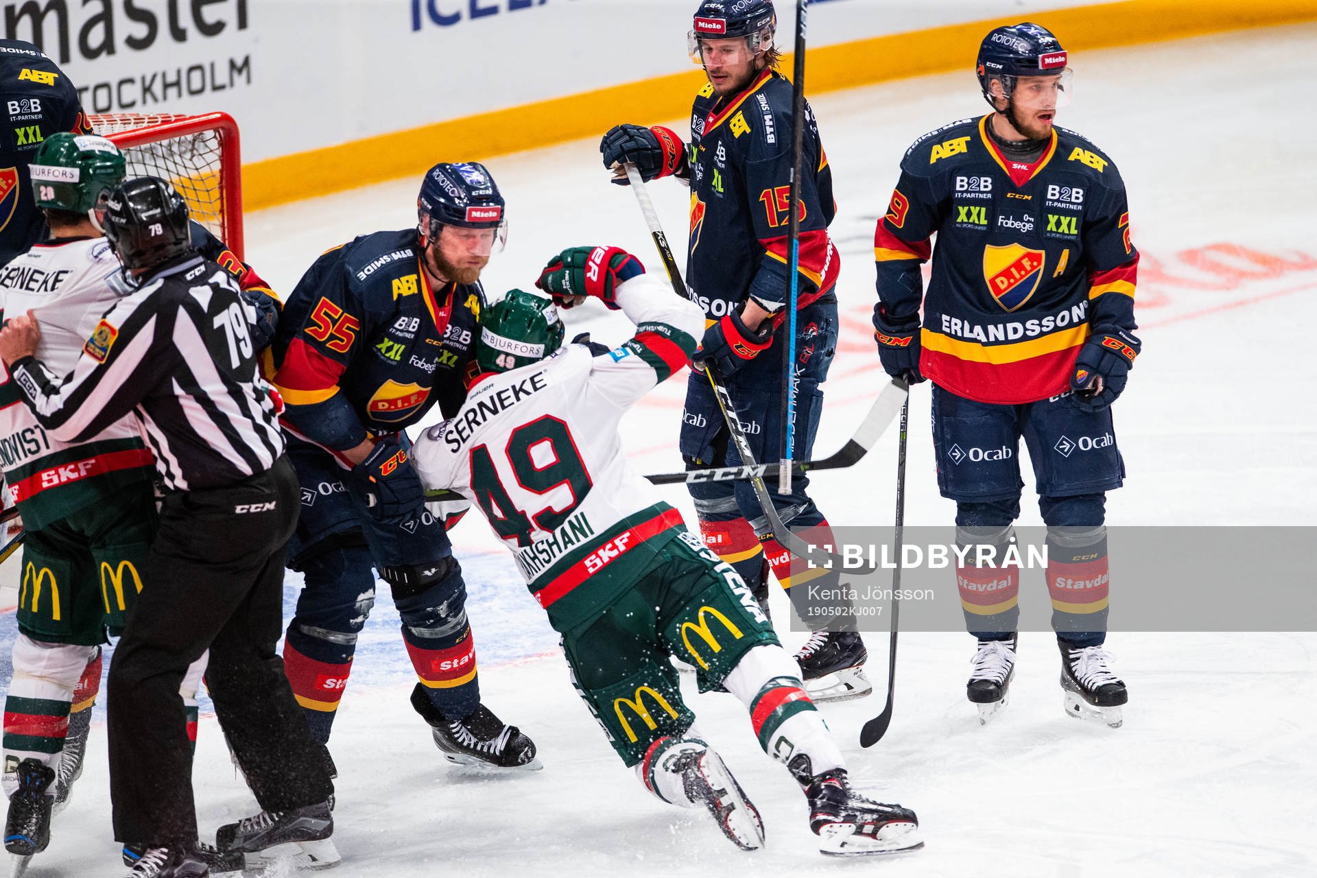 Djurgårdens Alexander Urbom i fajt med Frölundas Rhett
