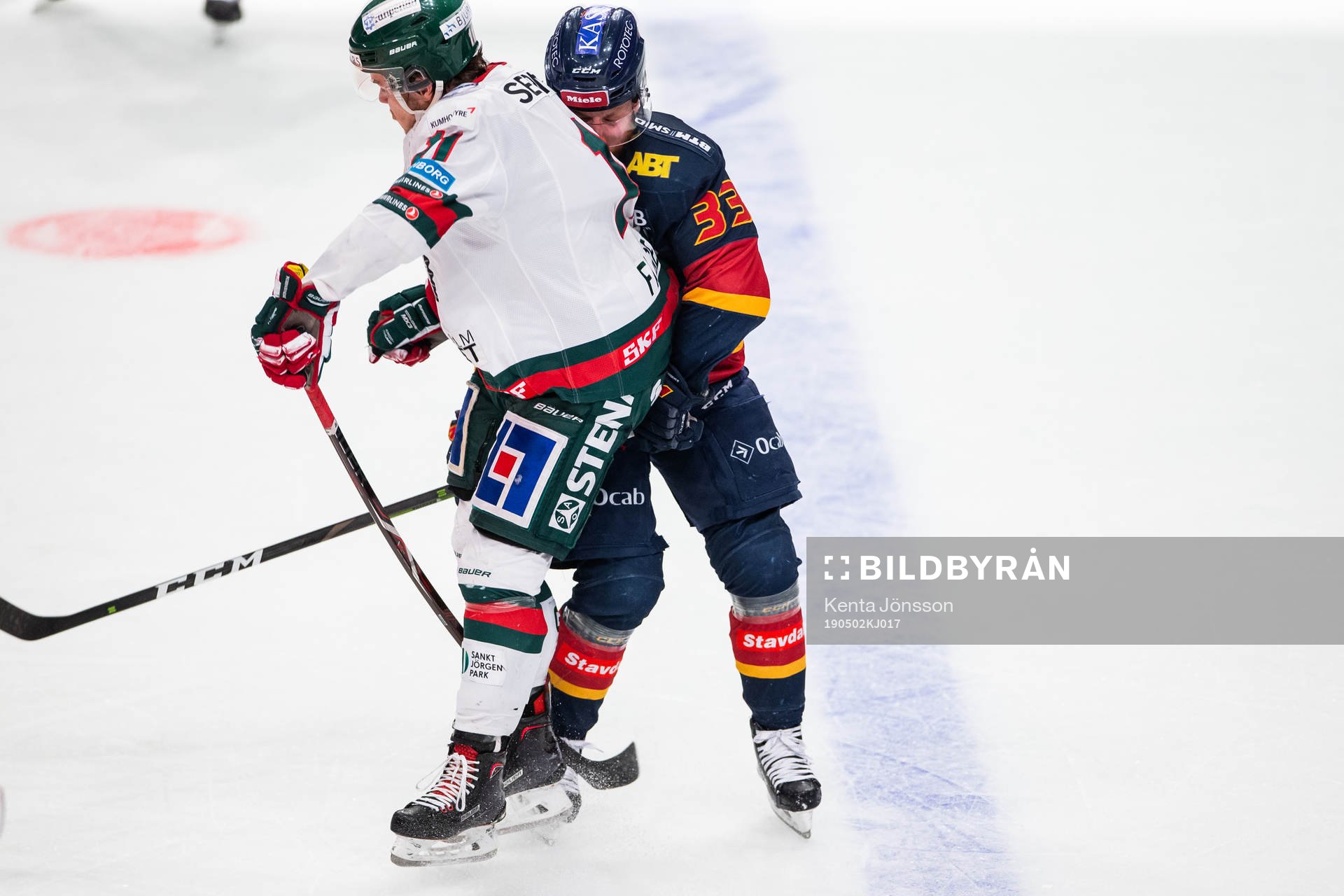 Djurgårdens Linus Hultström tacklas av Frölundas Samuel