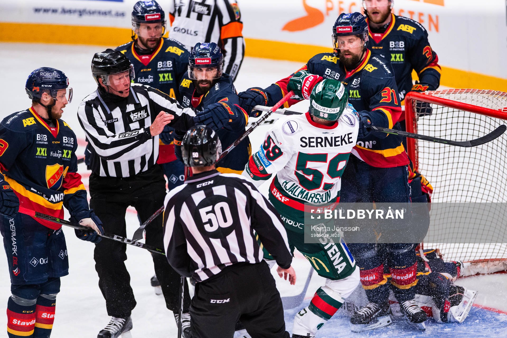 Djurgårdens Alexander Urbom i gruff med Frölundas Simon