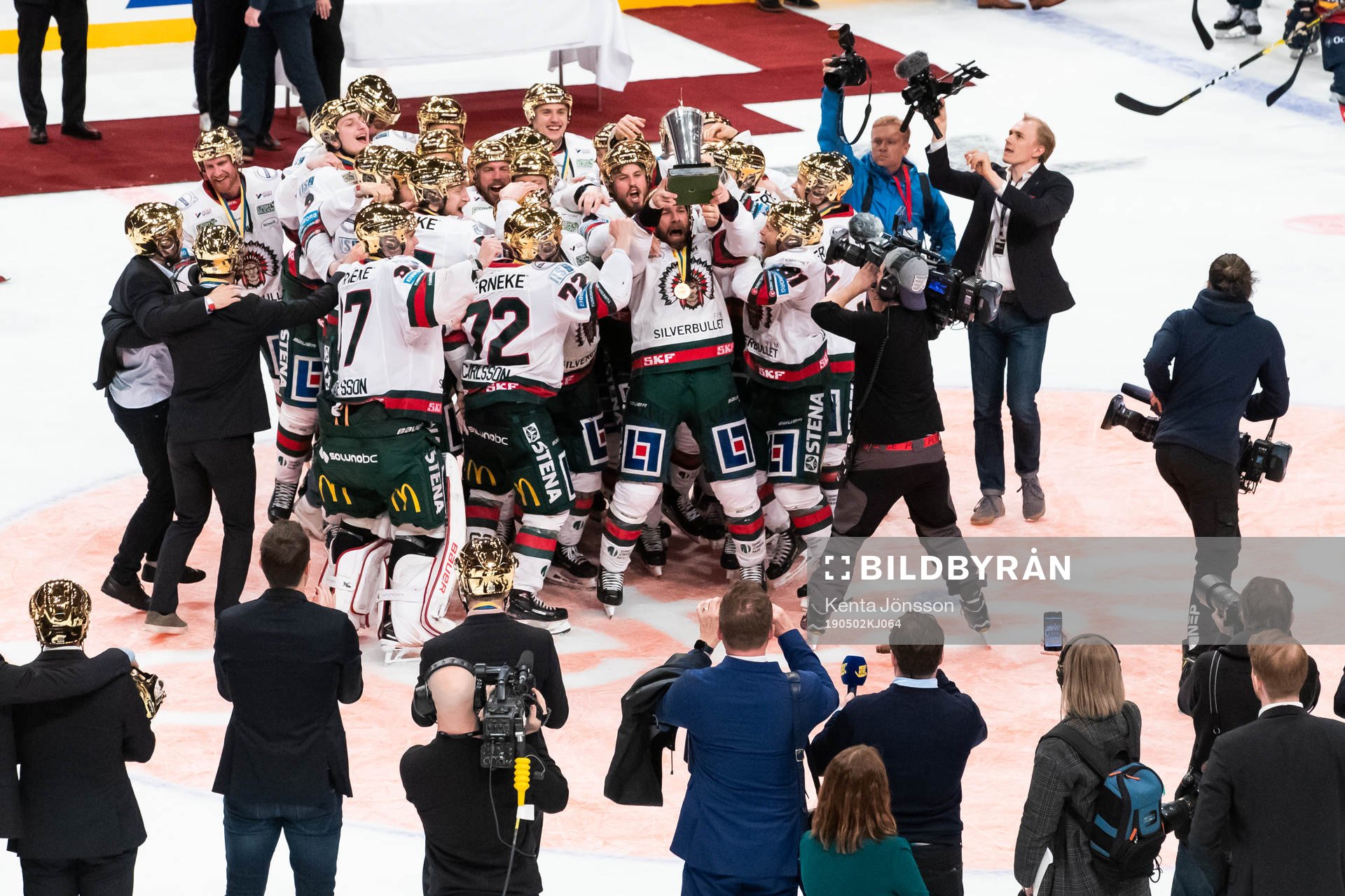 Frölundas Joel Lundqvist lyfter bucklan och jublar