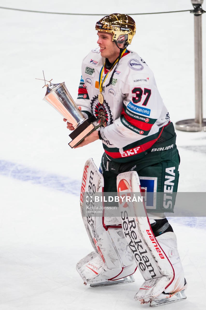 Frölundas målvakt Johan Gustafsson lyfter bucklan och