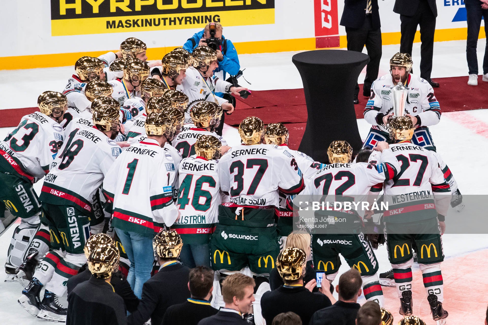 Frölundas Joel Lundqvist lyfter bucklan och jublar