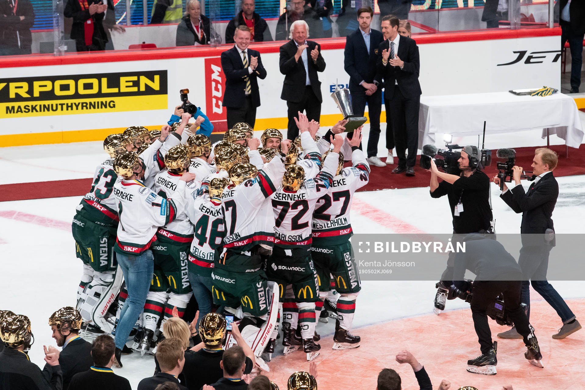 Frölundas Joel Lundqvist lyfter bucklan och jublar