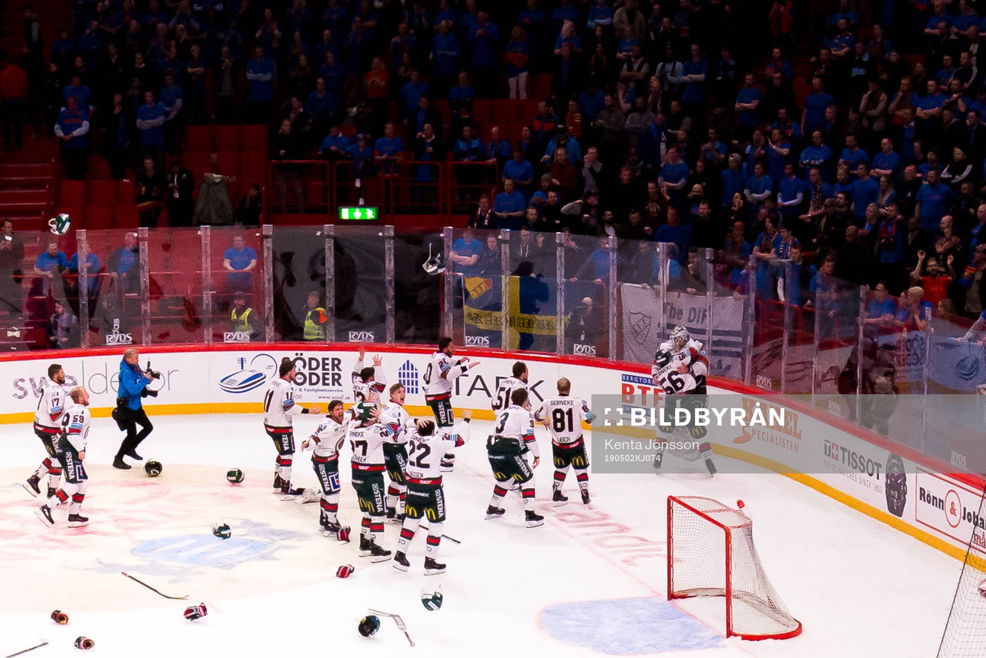 Frölundas målvakt Johan Gustafsson jublar med lagkamrater