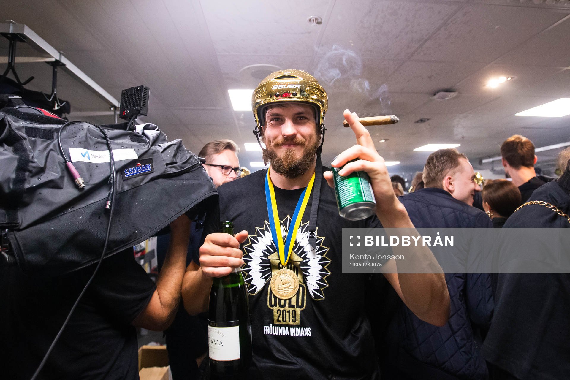 Frölundas Sebastian Stålberg jublar med champagne och