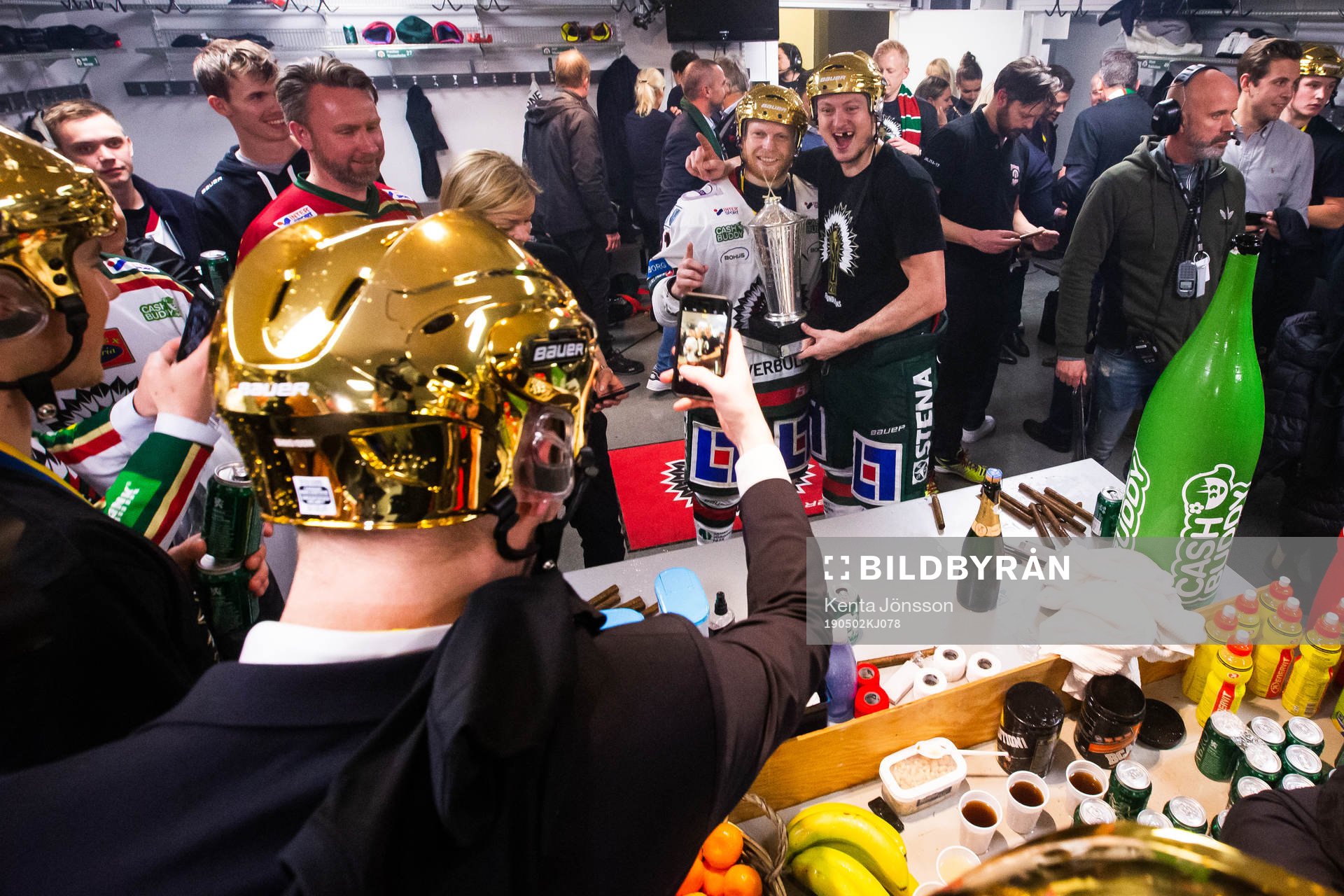 Frölundas Ryan Lasch och Rhett Rakshani poserar med Le