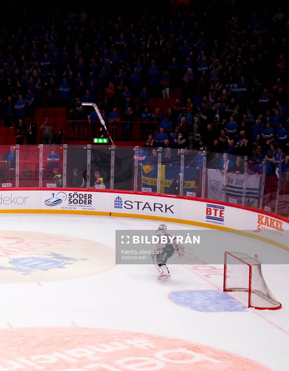 Frölundas målvakt Johan Gustafsson slänger sin klubba i