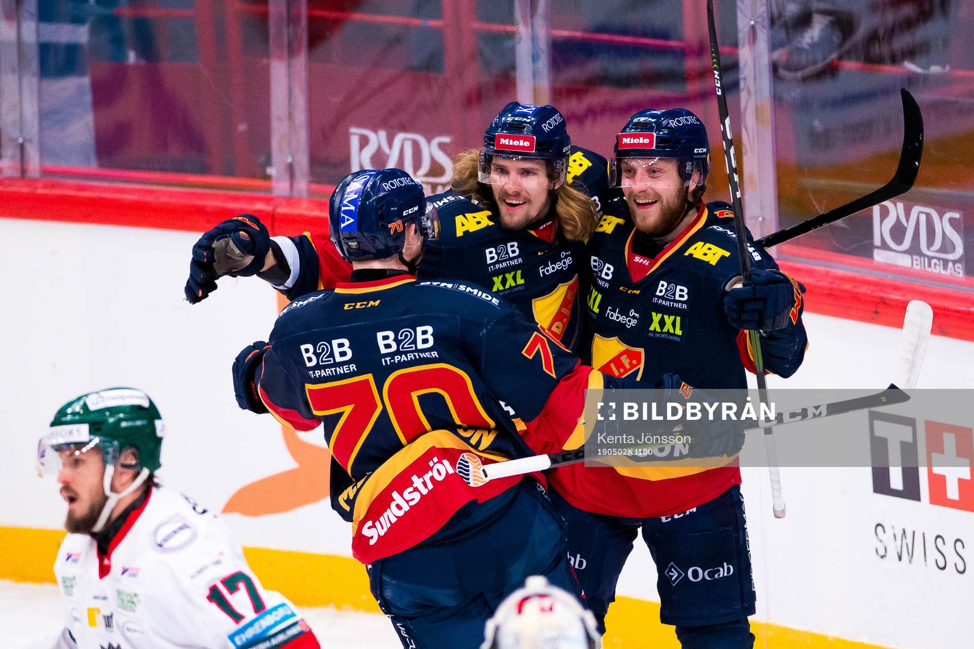 Djurgårdens Axel Jonsson Fjällby (m) jublar med Marcus