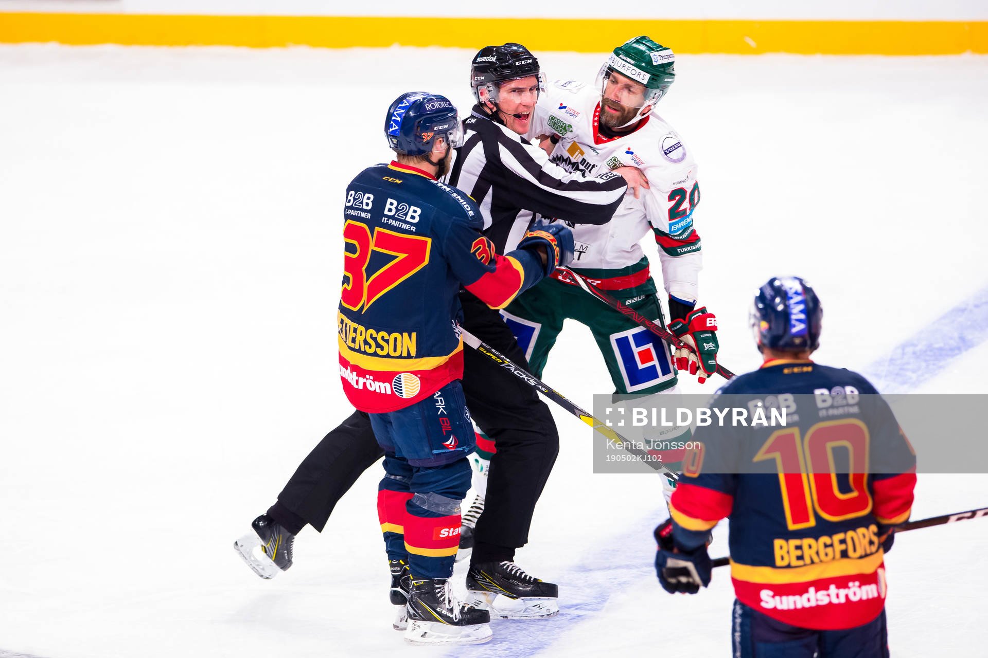 Frölundas Joel Lundqvist i ett bråk med Djurgårdens