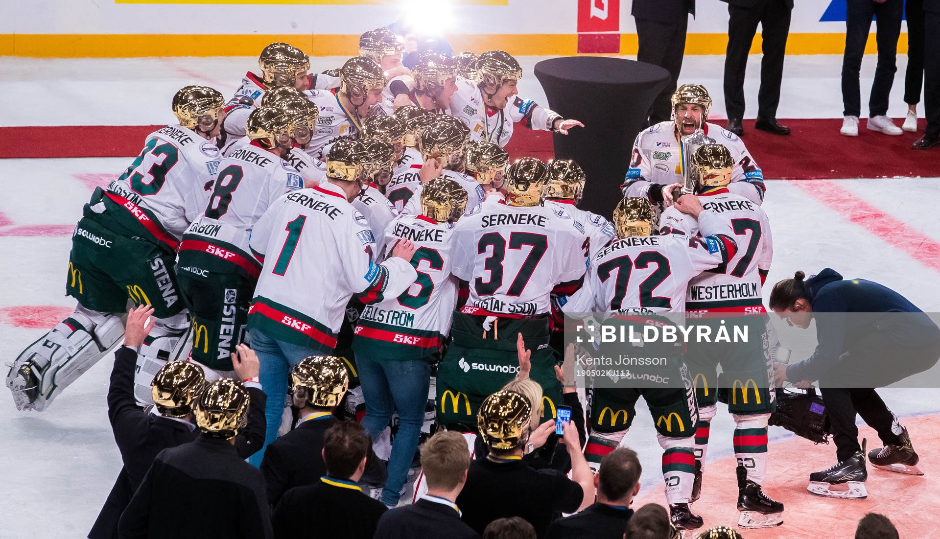 Frölundas Joel Lundqvist med pokalen jublar med lagkamrater