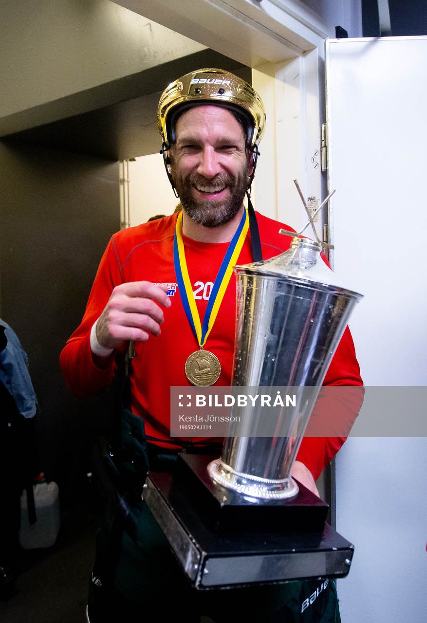 Frölundas Joel Lundqvist med pokalen