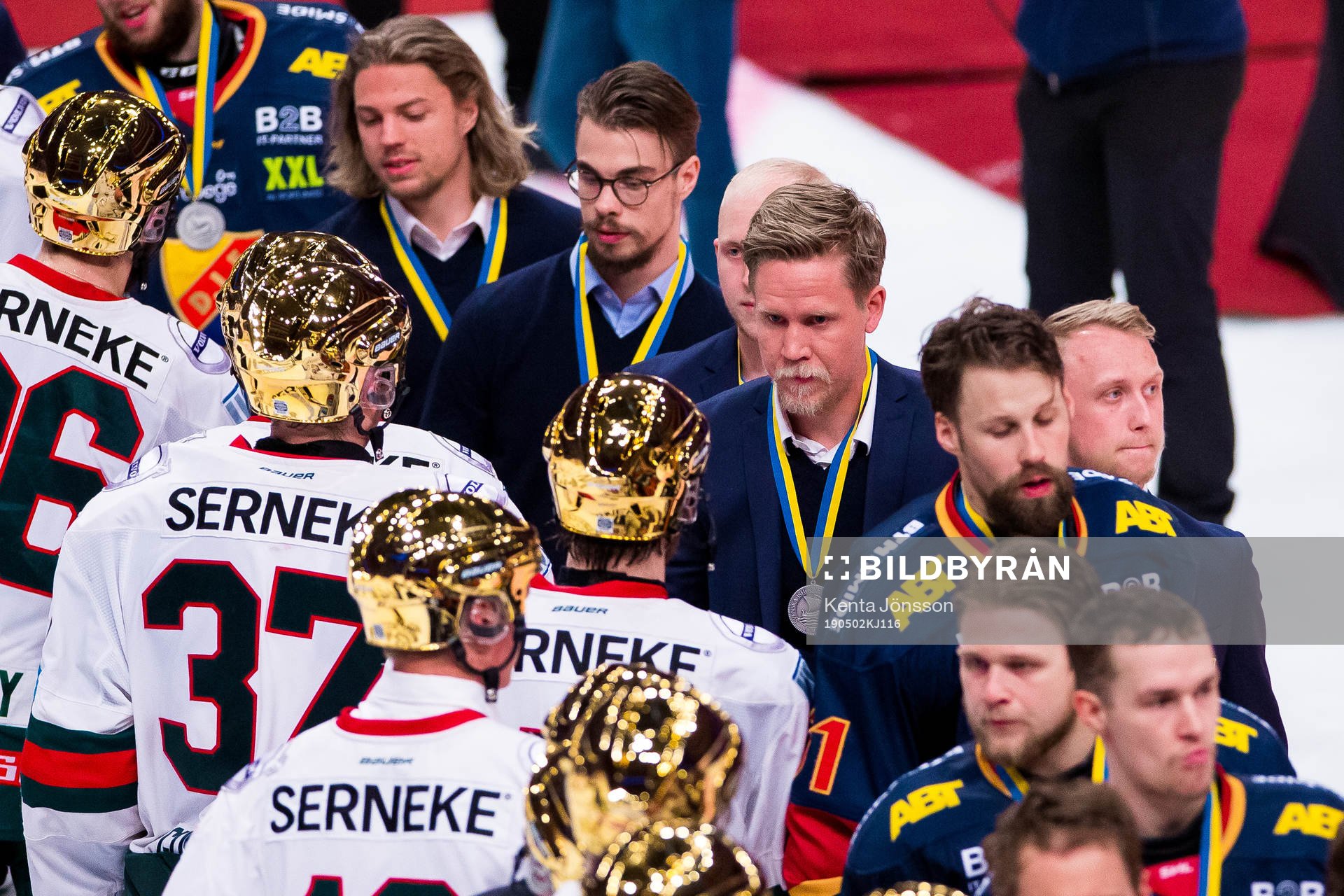Djurgårdens Andreas Engqvist tackar Frölundas spelare