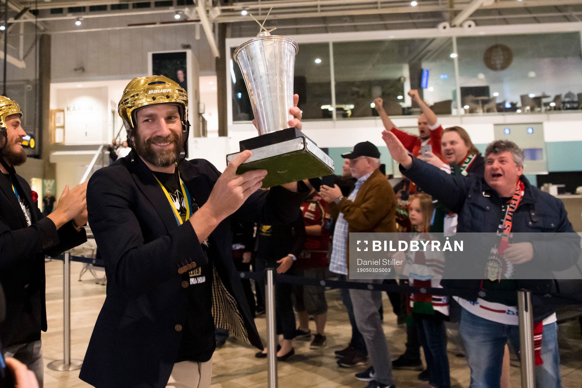 Frölundas Joel Lundqvist firar vid hemkomsten