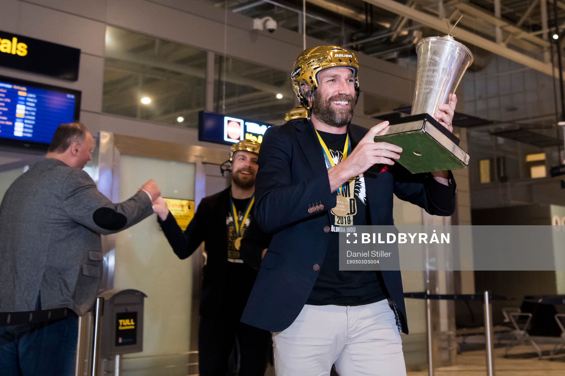Frölundas Joel Lundqvist firar vid hemkomsten