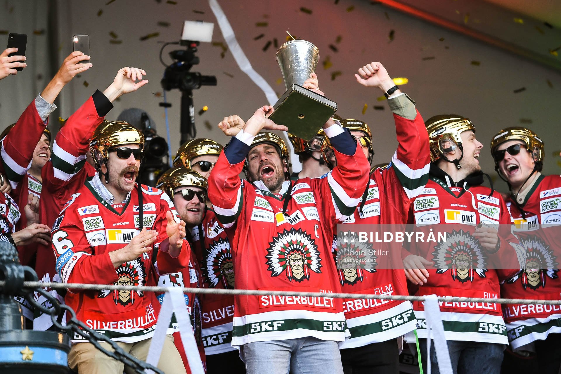 Joel Lundqvist jublar med Le Mat-pokalen
