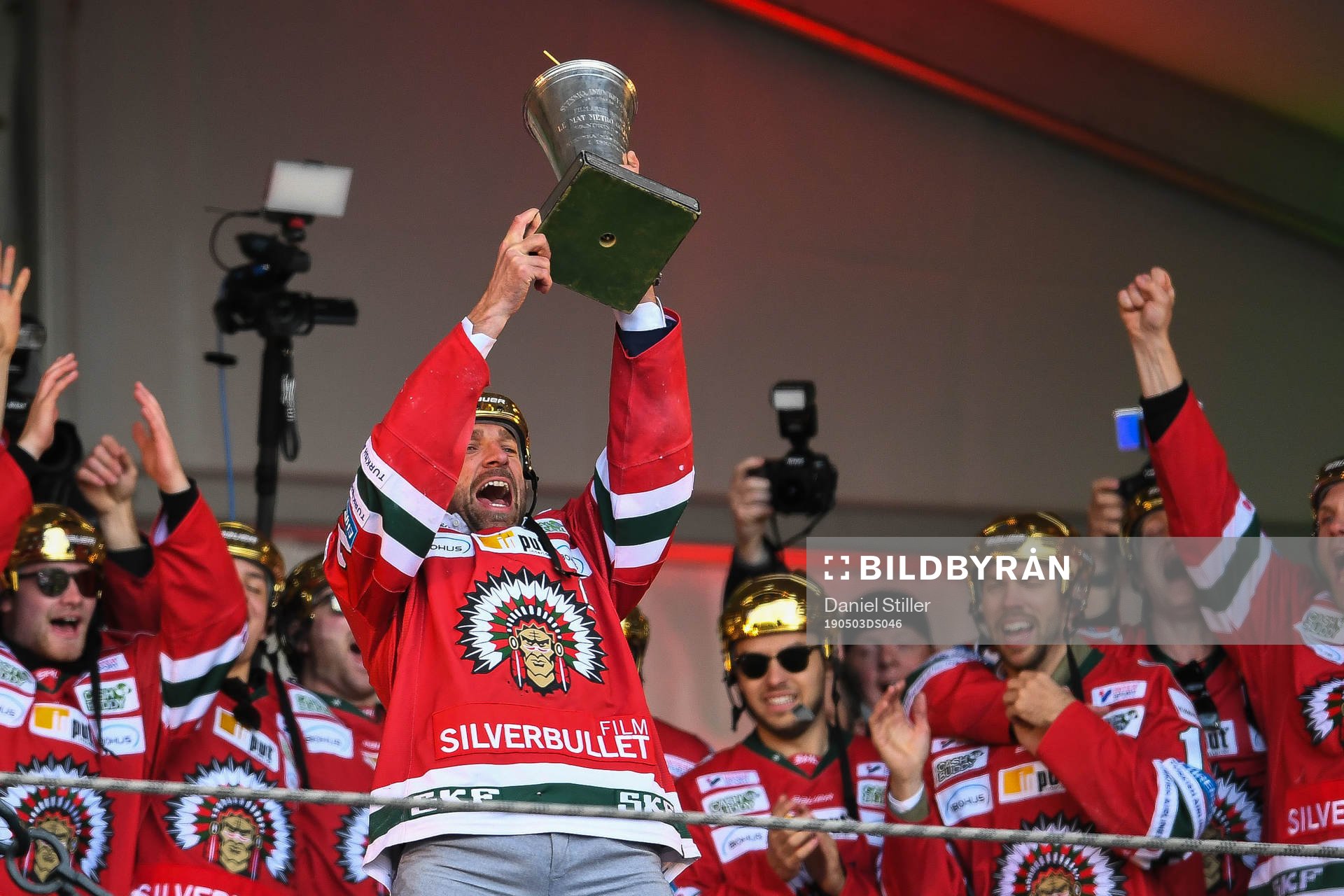 Joel Lundqvist jublar med Le Mat-pokalen